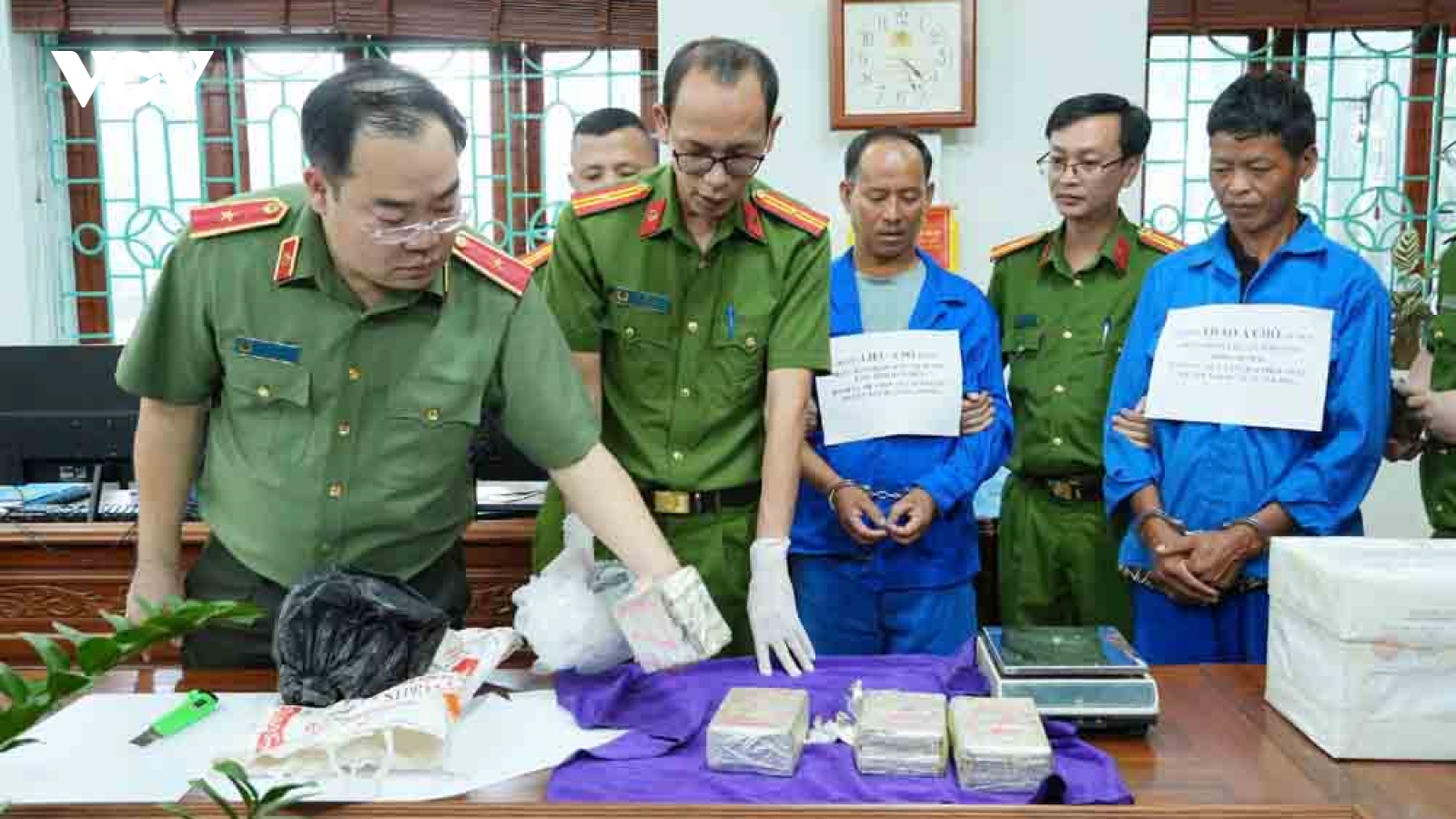 Bắt 2 đối tượng mua bán 8 bánh heroin ở Lai Châu