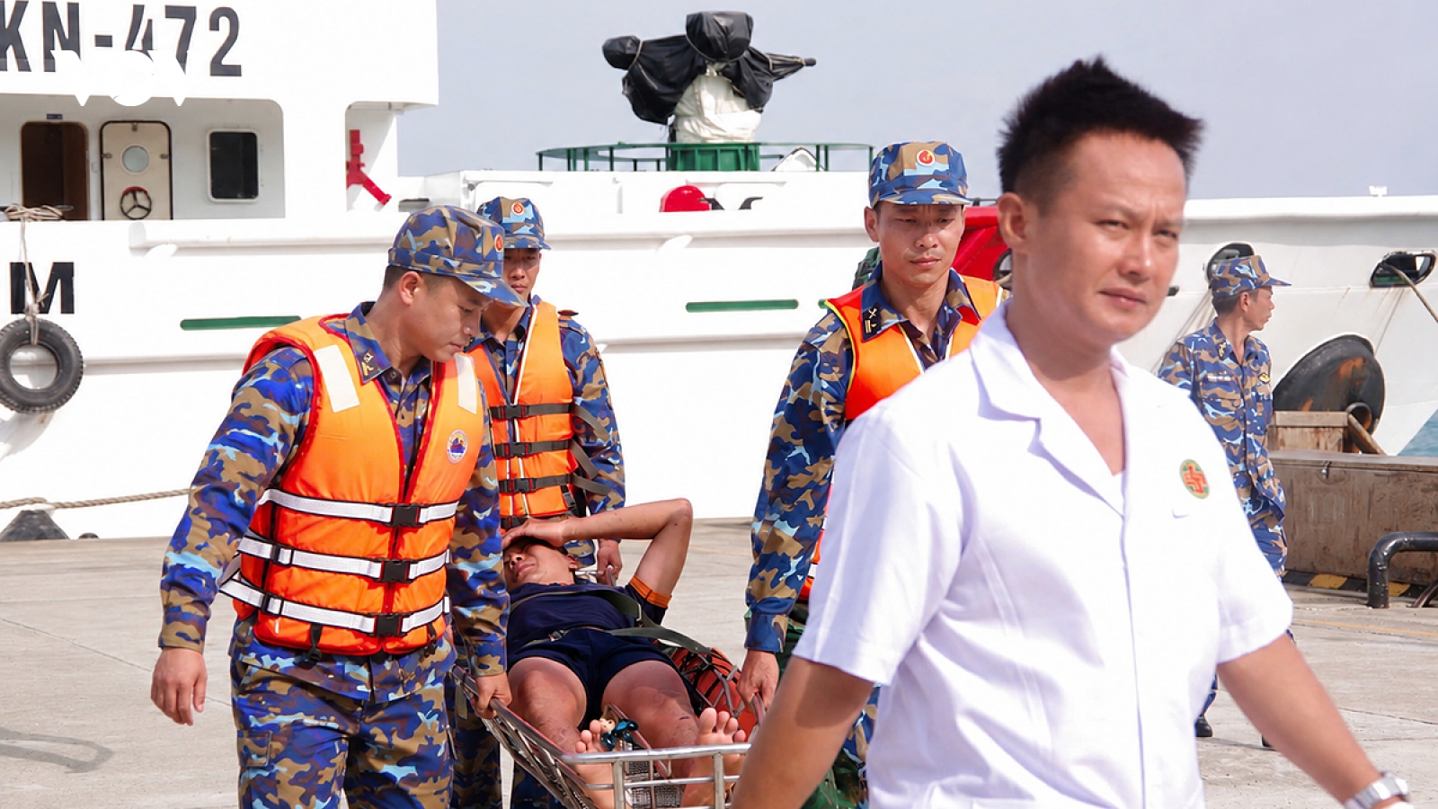 Đảo Trường Sa tiếp nhận, chăm sóc 32 ngư dân tàu cá QNa 90859-TS gặp nạn