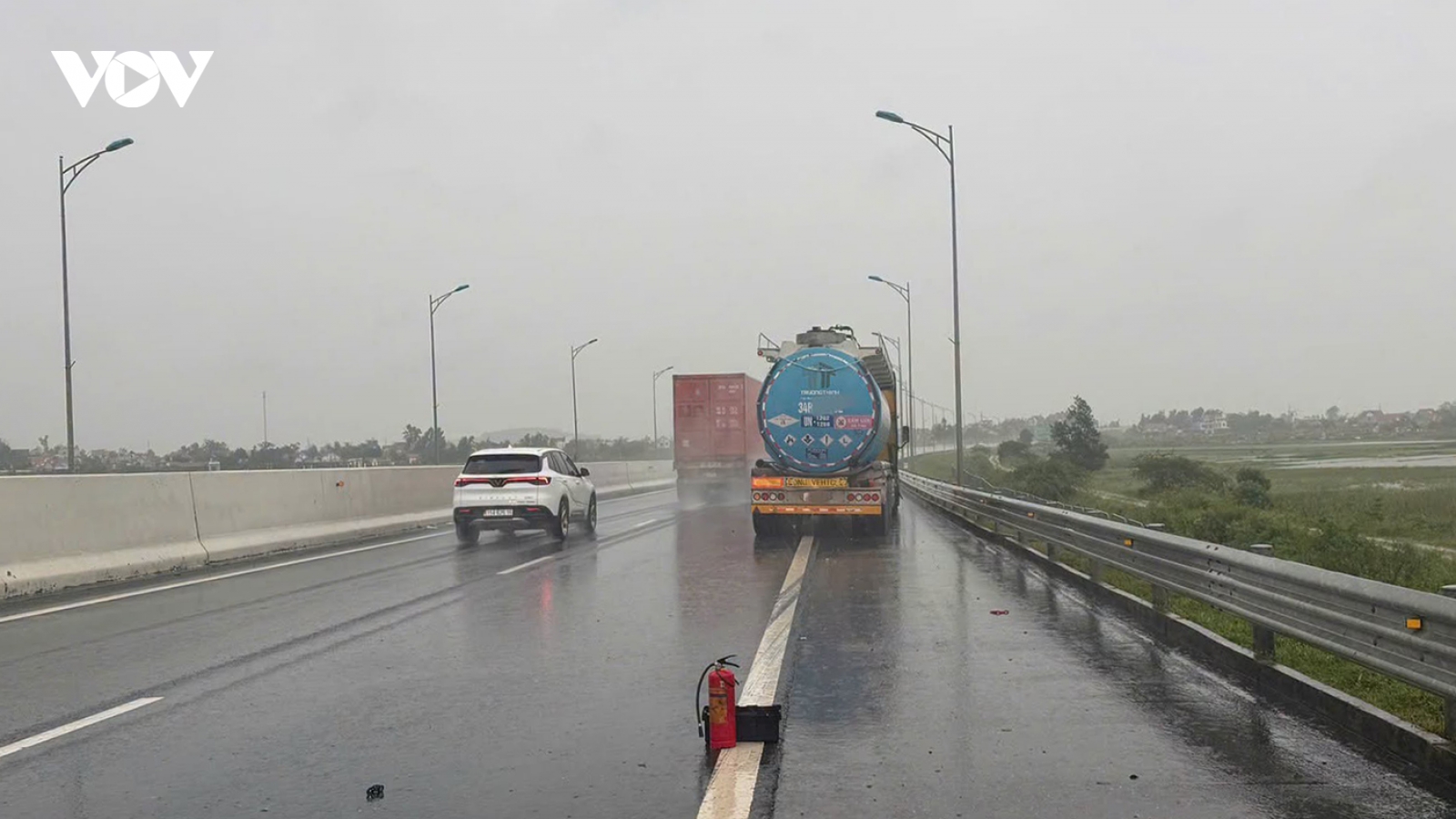 Dùng bình cứu hỏa cảnh báo xe gặp sự cố, tài xế bị phạt 13 triệu đồng