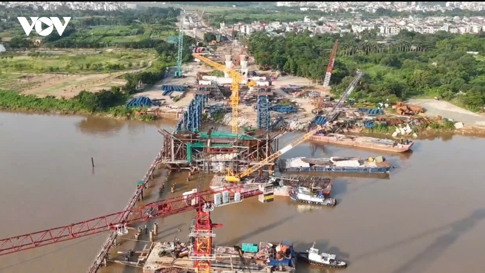 Sau gần 8 tháng, cầu Trần Hưng Đạo sắp dựng những nhịp vòm thép đầu tiên