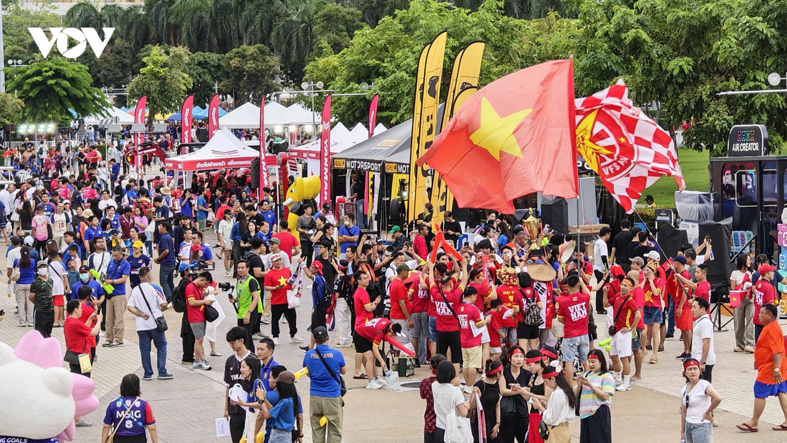 CĐV Việt Nam đội mưa tới Rajamangala tiếp lửa chung kết ASEAN Cup 2026