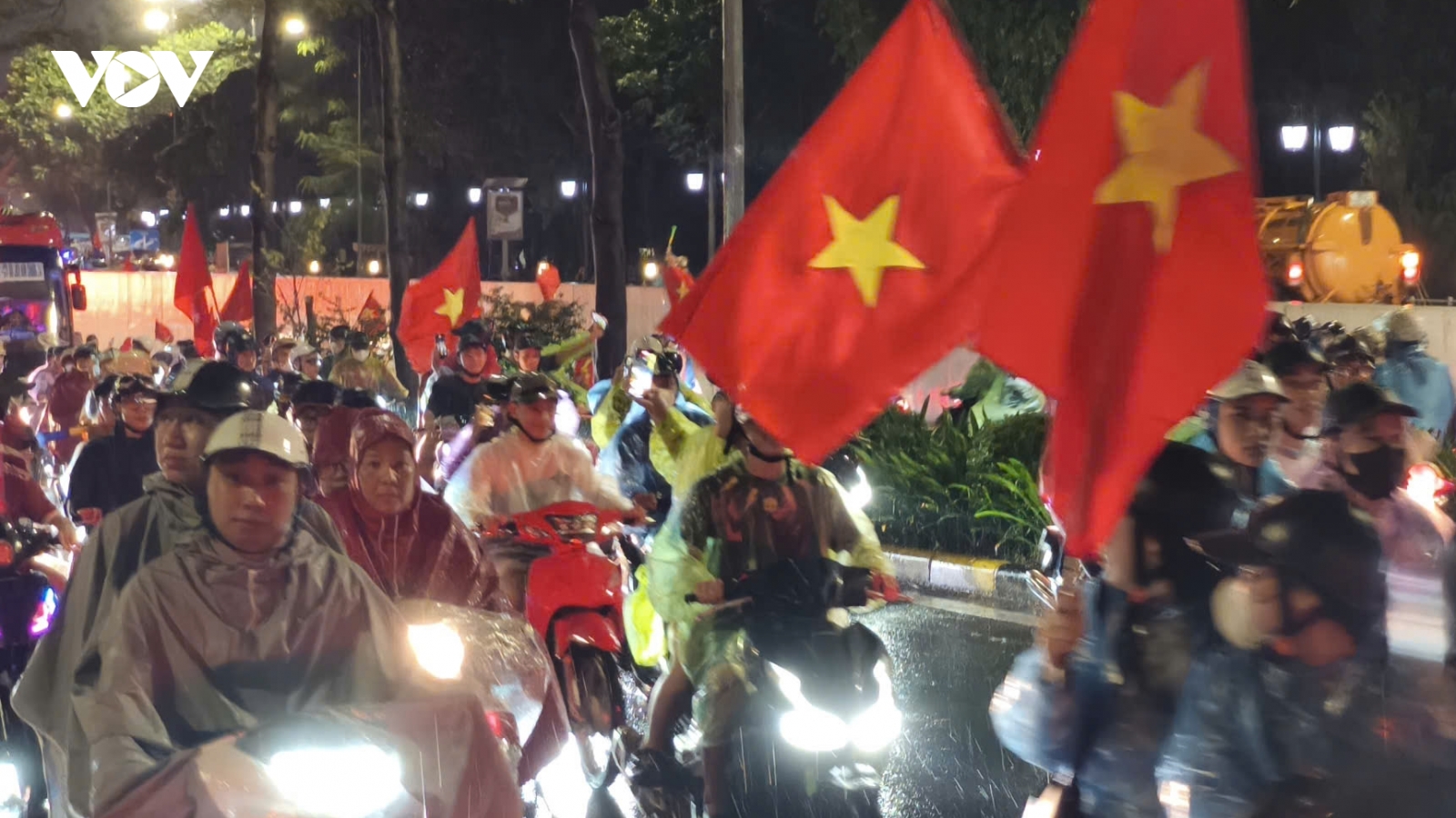 CĐV Hà Nội mở hội dưới mưa mừng ĐT Việt Nam thắng ĐT Thái Lan