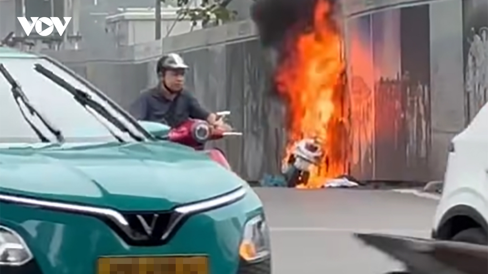 Xe máy đang lưu thông bất ngờ bốc cháy tại ngã tư Kim Mã - Liễu Giai, Hà Nội