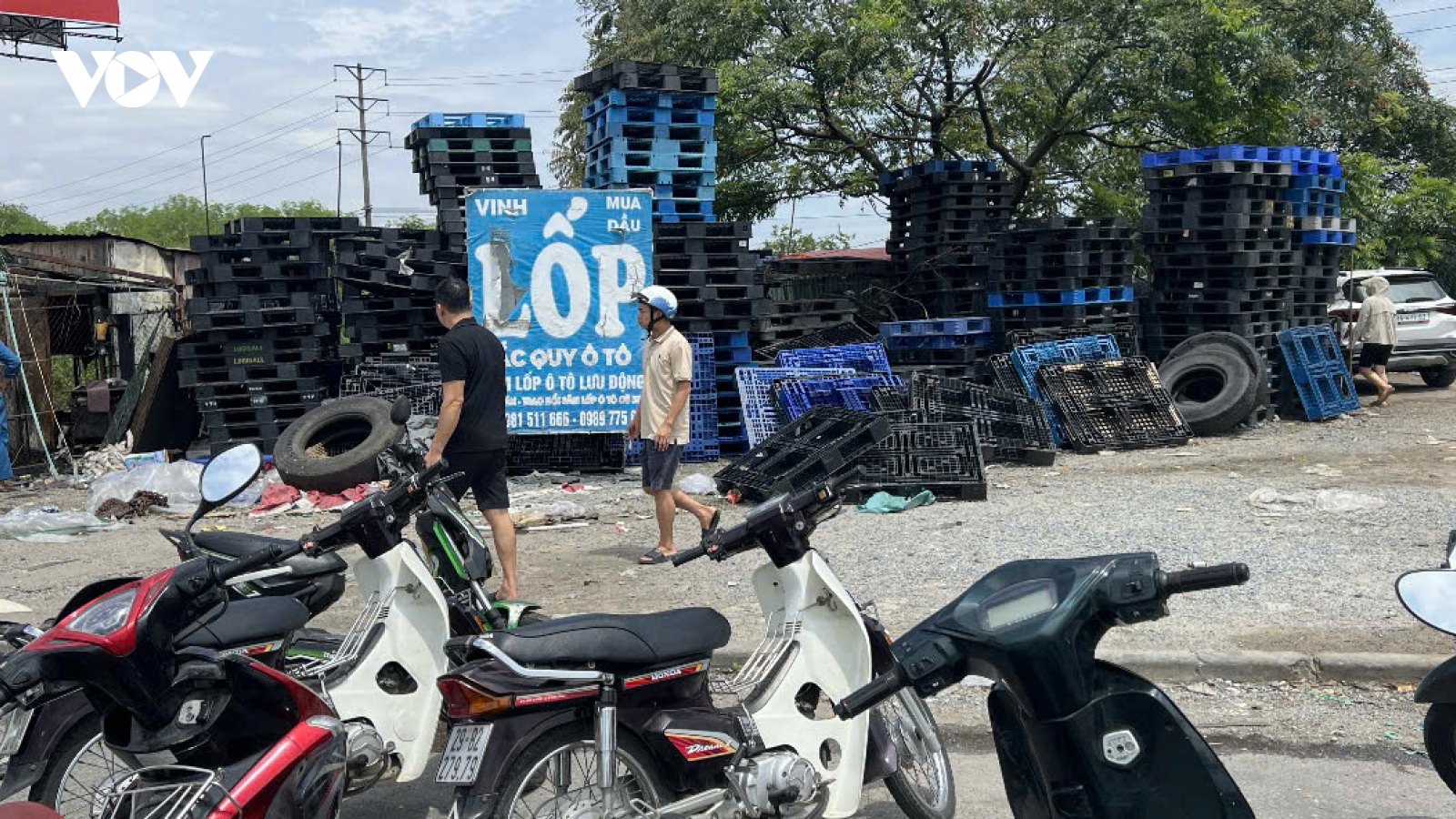 Cháy lán bán hàng ven đường quốc lộ ở Hưng Yên, 1 người tử vong