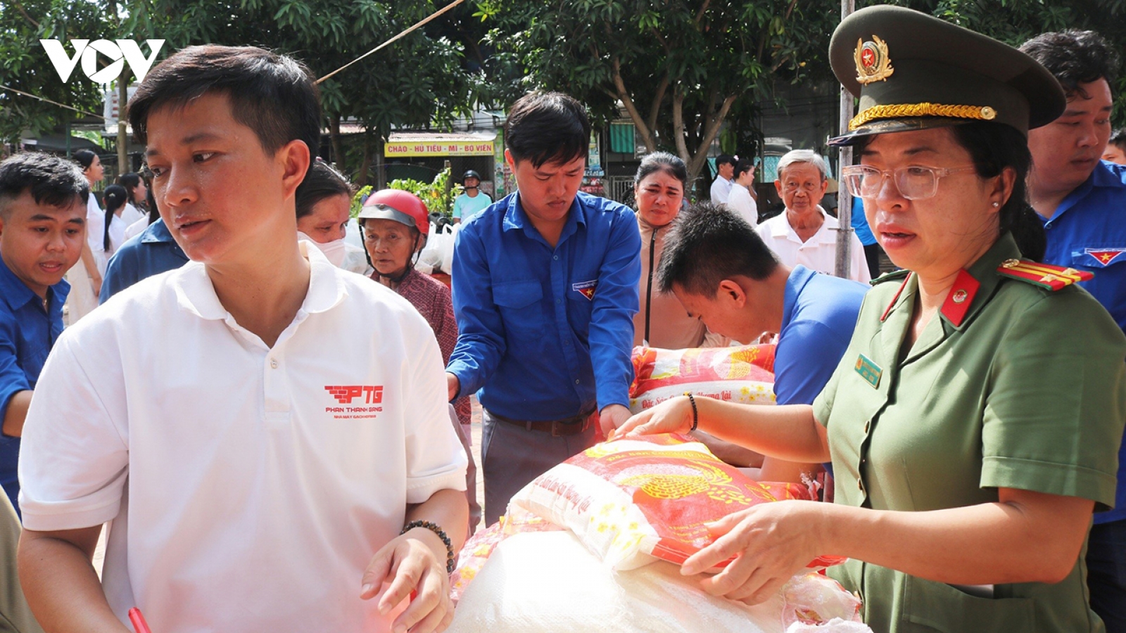 Hơn 300 người dân có hoàn cảnh khó khăn tham gia phiên chợ 0 đồng tại An Giang