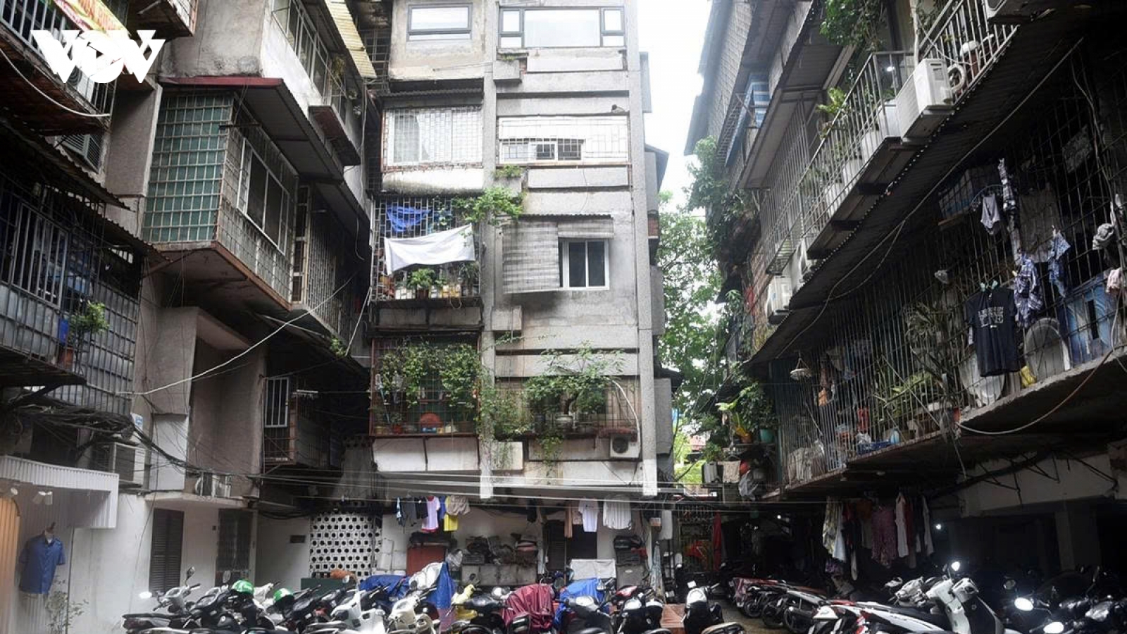 “Nín thở” sống trong khu tập thể cũ xuống cấp trầm trọng ở Hà Nội