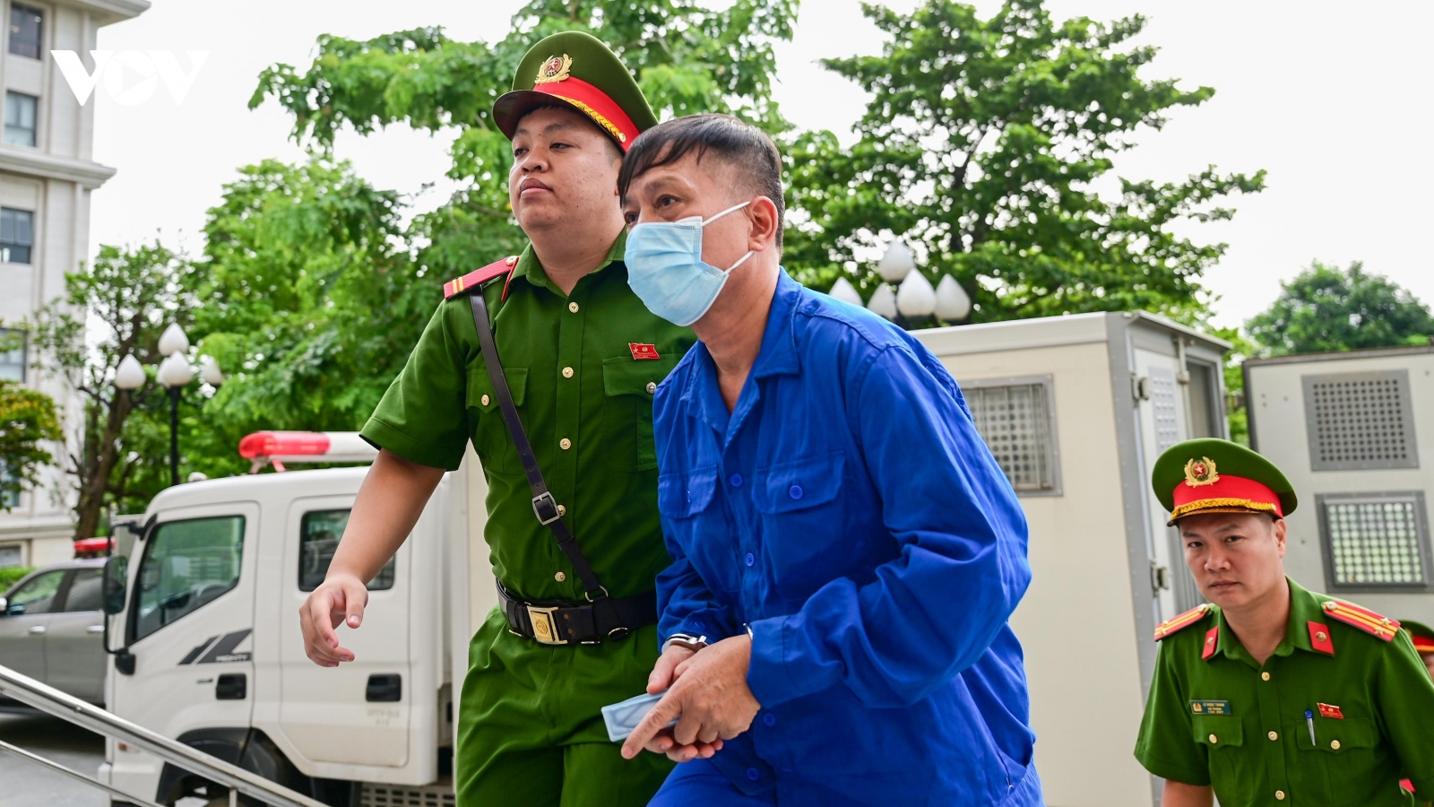Dẫn giải cựu Thứ trưởng Nguyễn Bá Hoan và các bị cáo hầu tòa