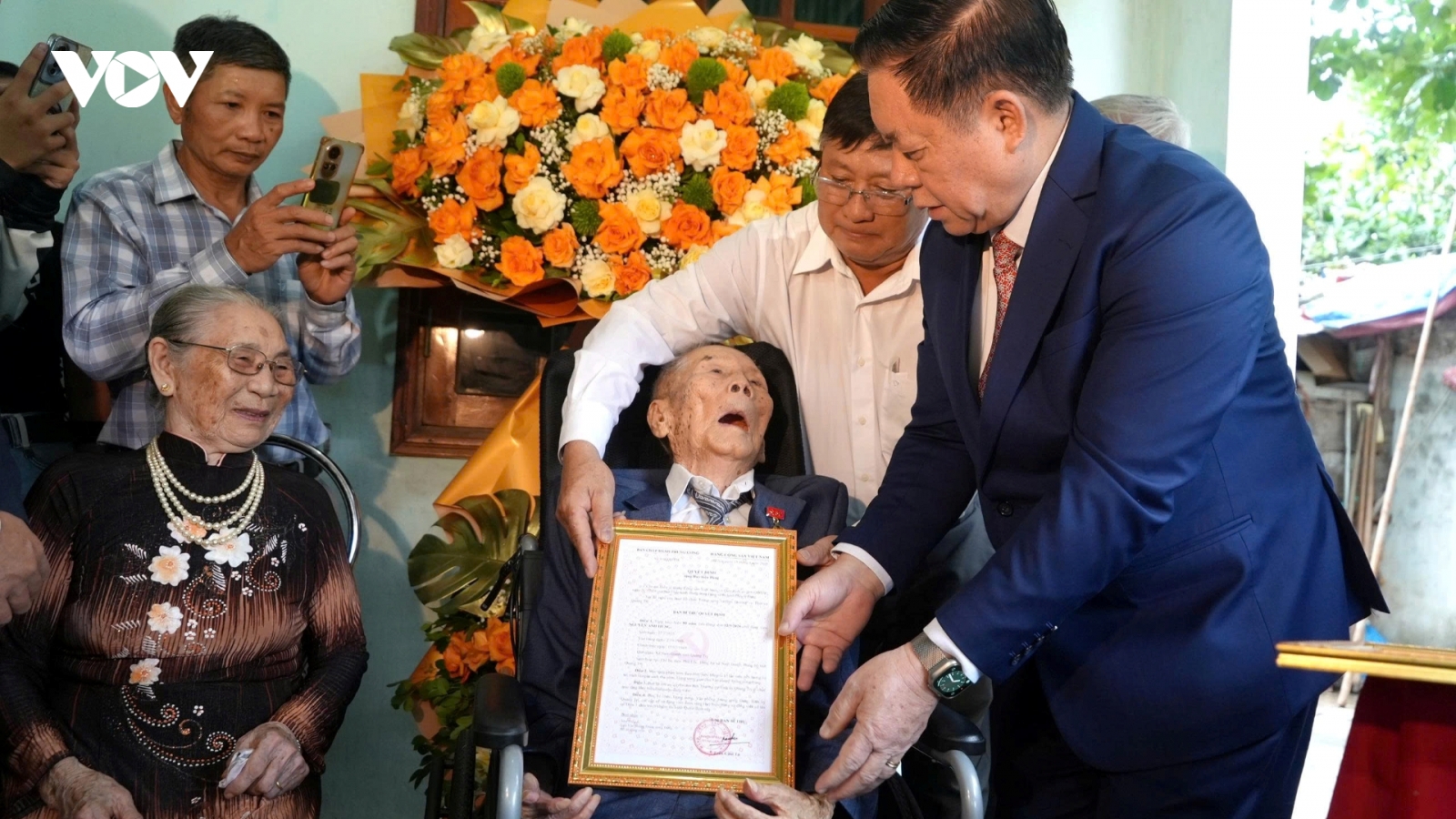 Đại tướng Nguyễn Trọng Nghĩa trao Huy hiệu 80 năm tuổi Đảng tặng đảng viên