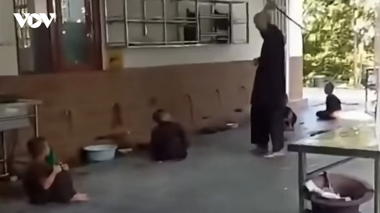 Luật sư phân tích hành vi quay trẻ bị đánh ở chùa Bầu mà không ngăn chặn