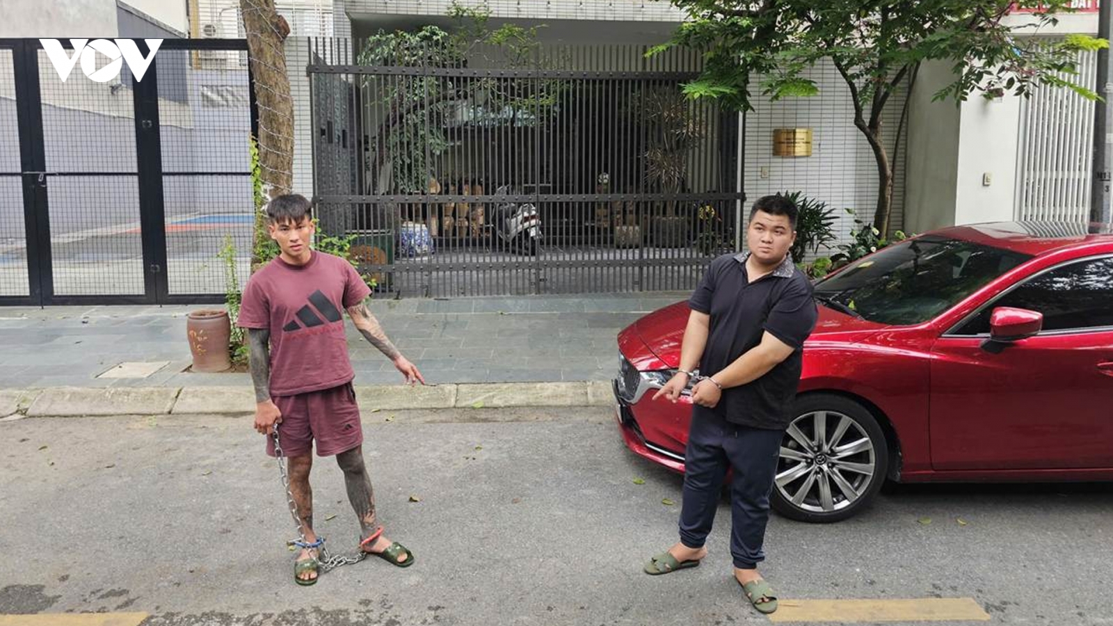 Khởi tố 3 đối tượng đập kính ô tô trộm cắp tài sản ở Hà Nội