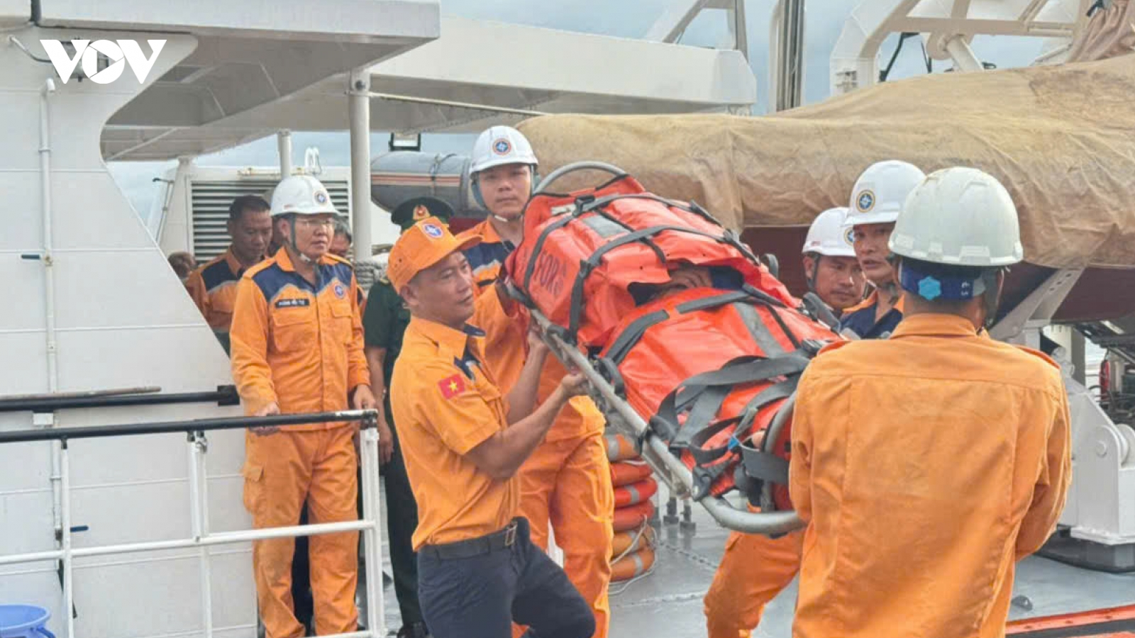 Khẩn trương cứu nạn một ngư dân trên tàu cá nghi bị đau ruột thừa