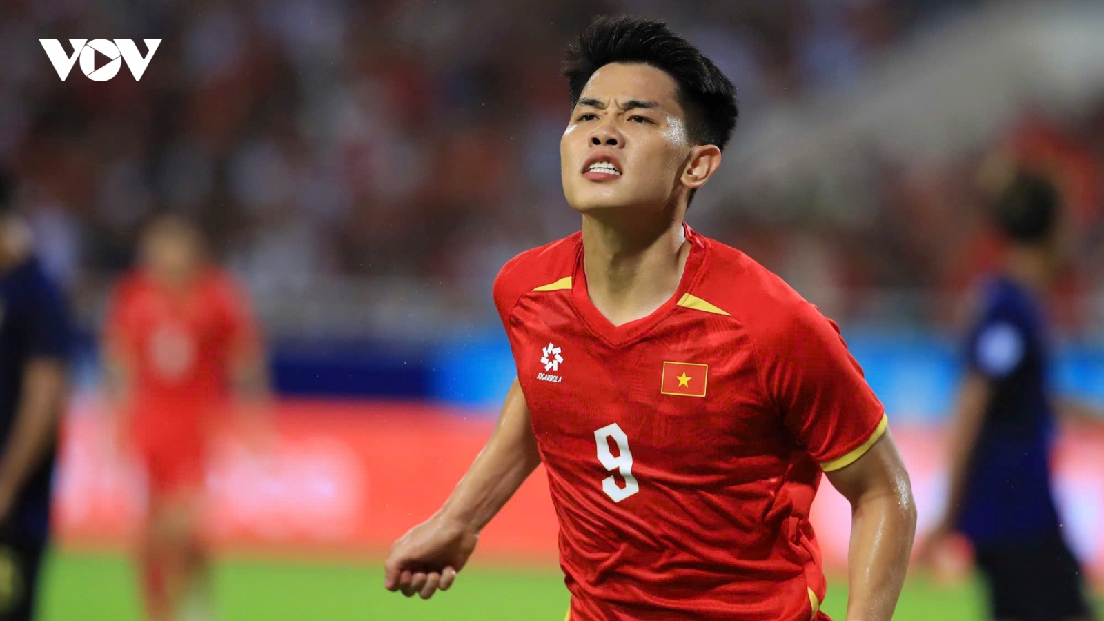 Lý do Đình Bắc hôn mặt cỏ sân Mỹ Đình sau khi xé lưới Campuchia ở ASEAN Cup 2026