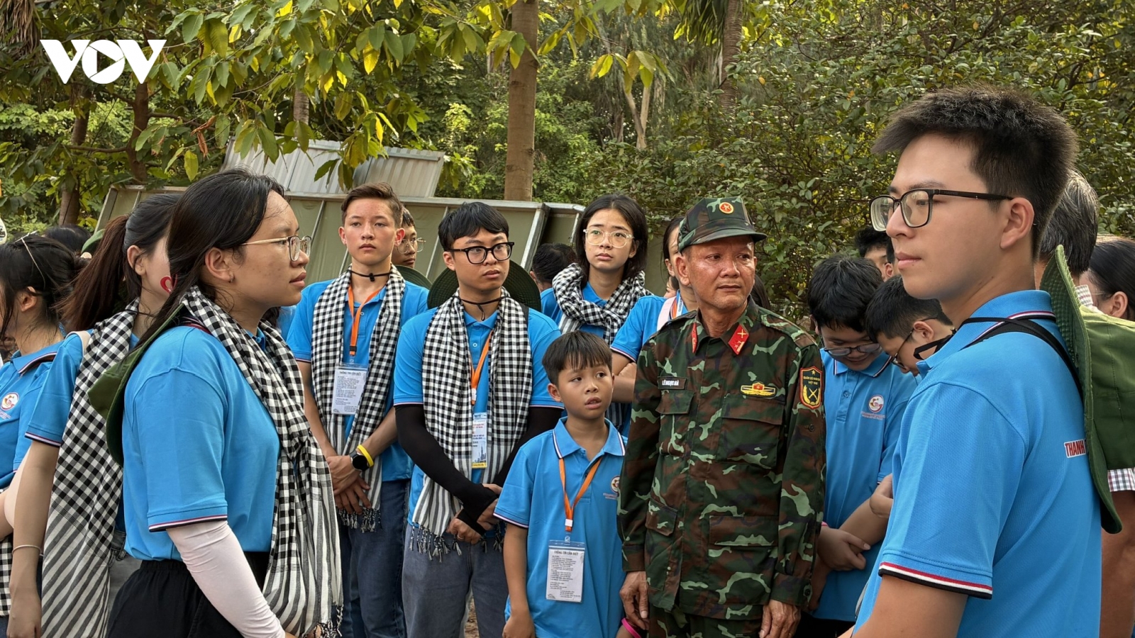 Thanh thiếu niên kiều bào xúc động khi nghe kể về công tác khai quật mộ liệt sĩ