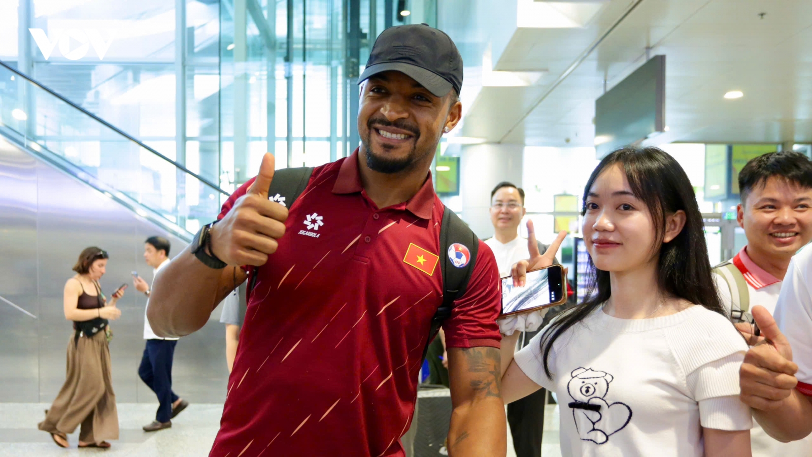 ĐT Việt Nam về tới Hà Nội, Xuân Son "mỏi tay" ký tặng người hâm mộ ở sân bay