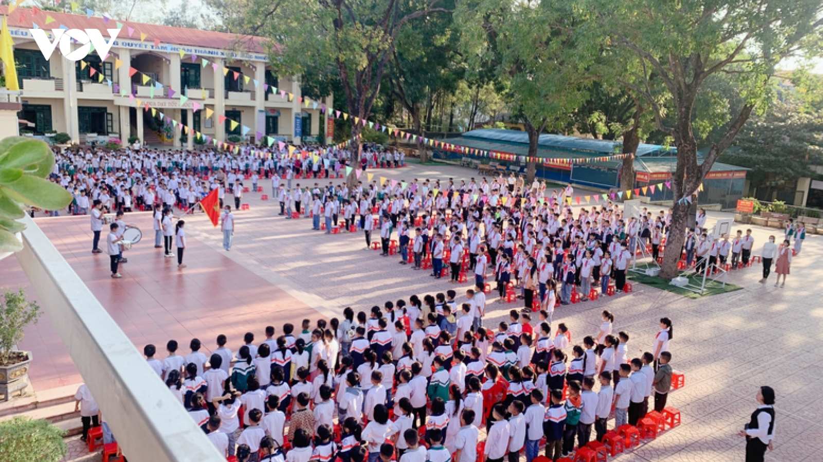 Cơ cấu, số lượng, chế độ đối với hiệu trưởng, hiệu phó khi sắp xếp cơ sở giáo dục