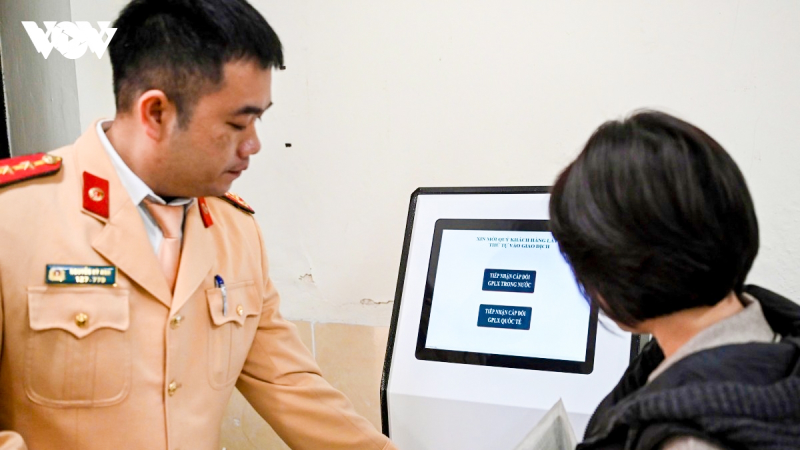 Cục CSGT nói gì khi nhiều địa phương than khó về cấp GPLX điện tử trong 2 tiếng?