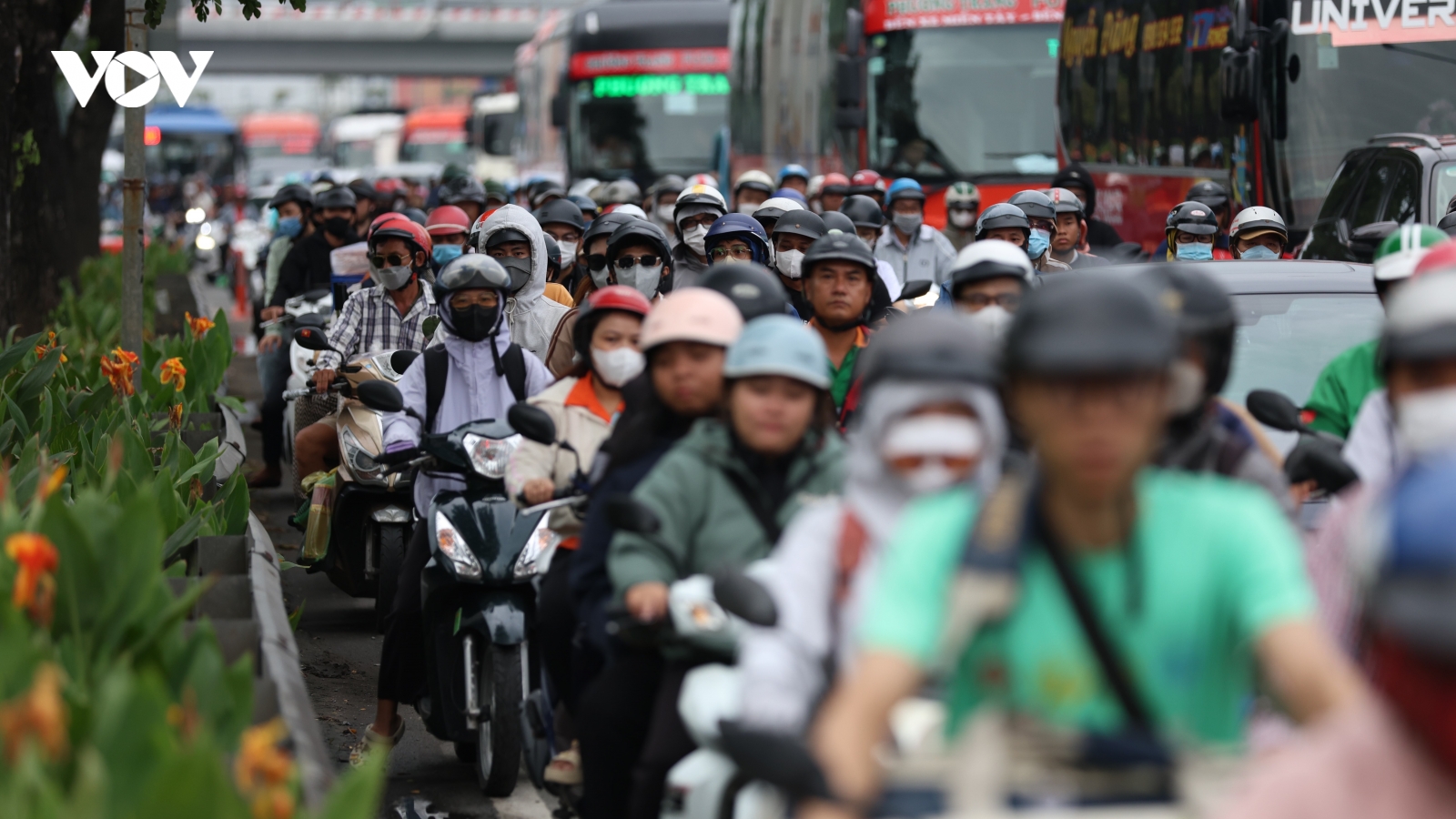 Giao thông cửa ngõ TP.HCM áp lực, nhiều tuyến đường ùn ứ kéo dài