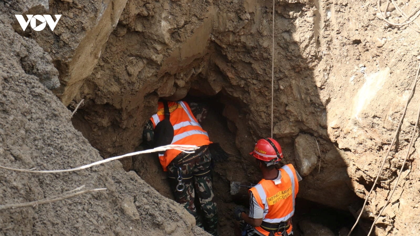 Nepal tìm cách tiếp cận hơn 900 người mắc kẹt trong hầm thủy điện