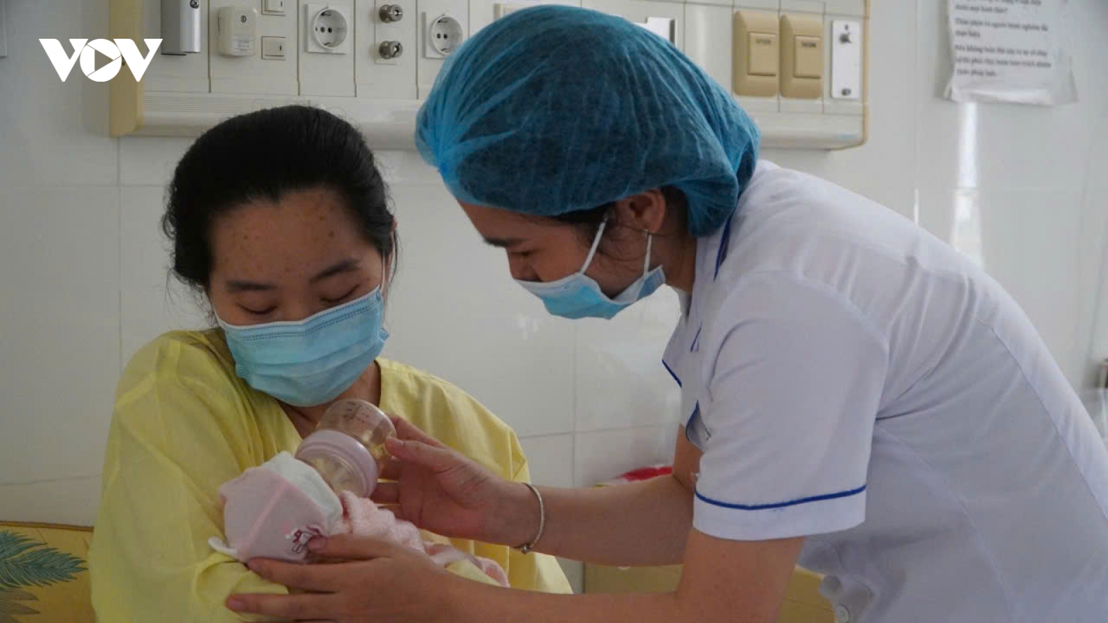 Hành trình 21 ngày thần kỳ của trẻ sinh non 31 tuần tuổi ở TP.HCM