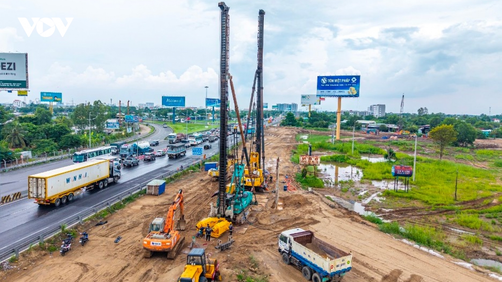 Nhân sự, máy móc nằm chờ mặt bằng ở cao tốc cửa ngõ TP. Hồ Chí Minh