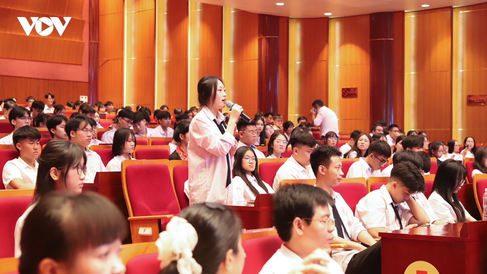 Bí thư tỉnh uỷ Quảng Ninh đối thoại 300 học sinh sinh viên trước thềm năm học mới