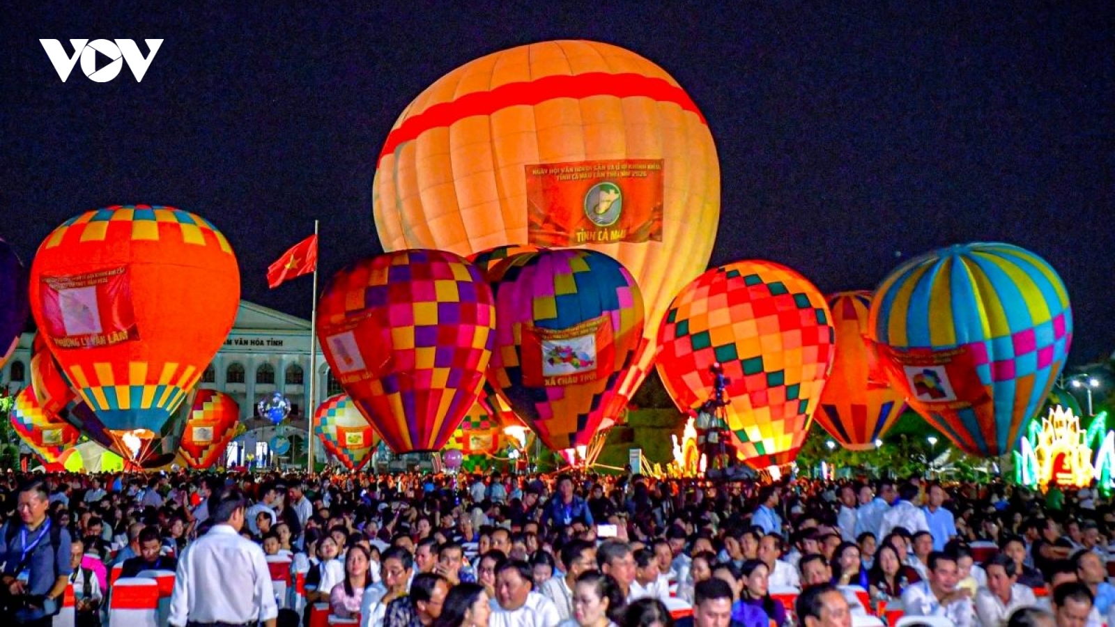 Major tourist hubs heat up as National Day holiday enters second day