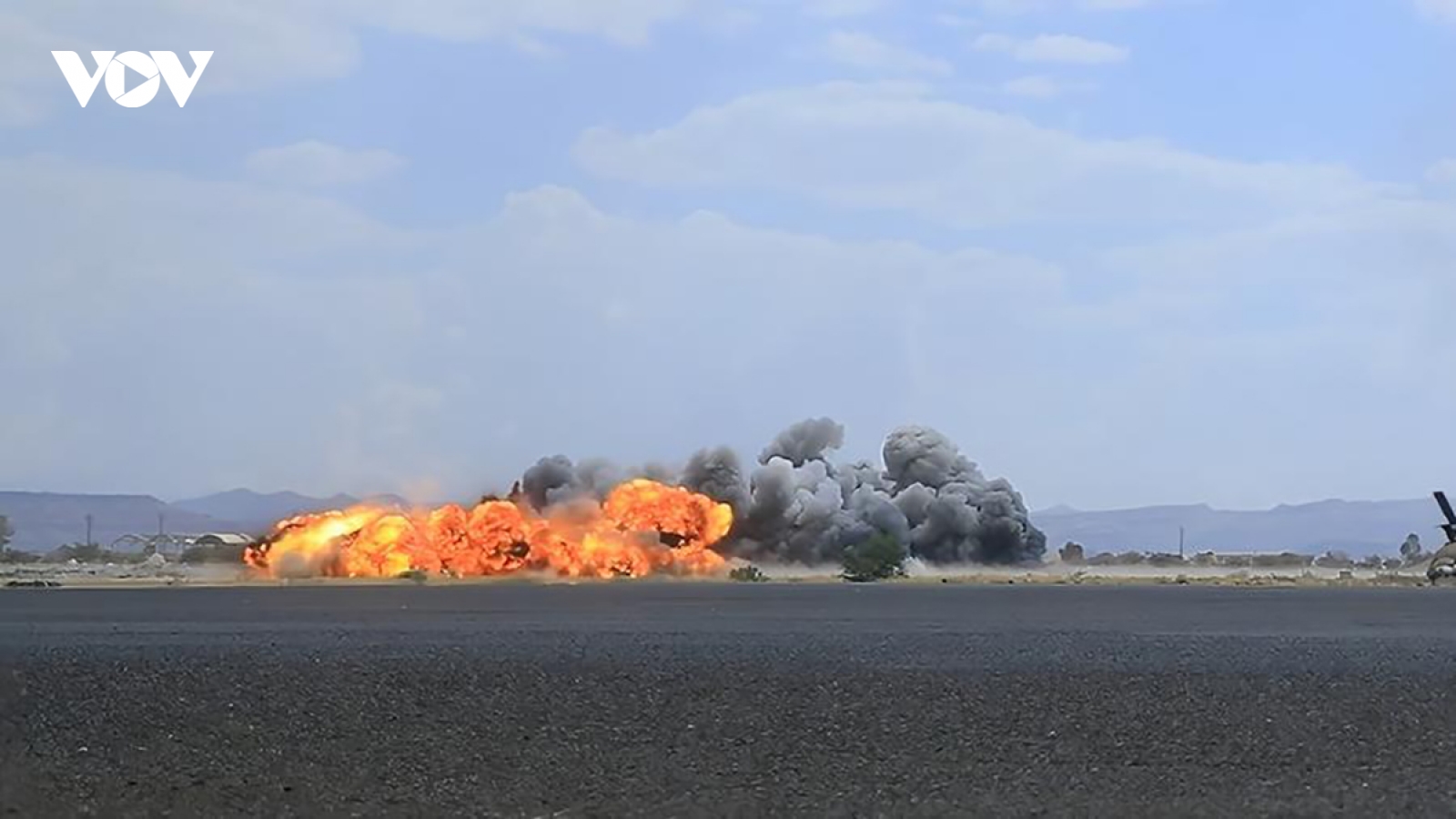 Houthi tấn công Saudi Arabia, tàu dầu bị tập kích ngoài khơi Oman