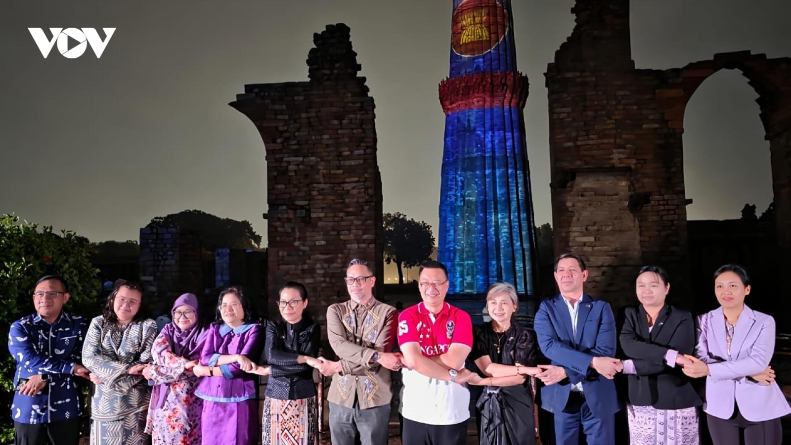 Hình ảnh lá cờ ASEAN được chiếu sáng trên tháp Qutub Minar nổi tiếng