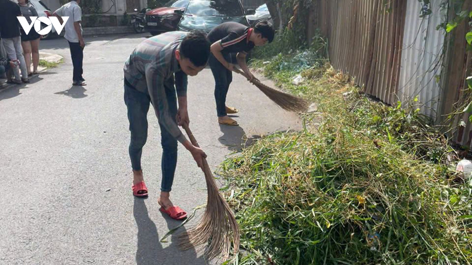 Nhóm thanh thiếu niên "đi bão" được công an phường đưa đi dọn rác
