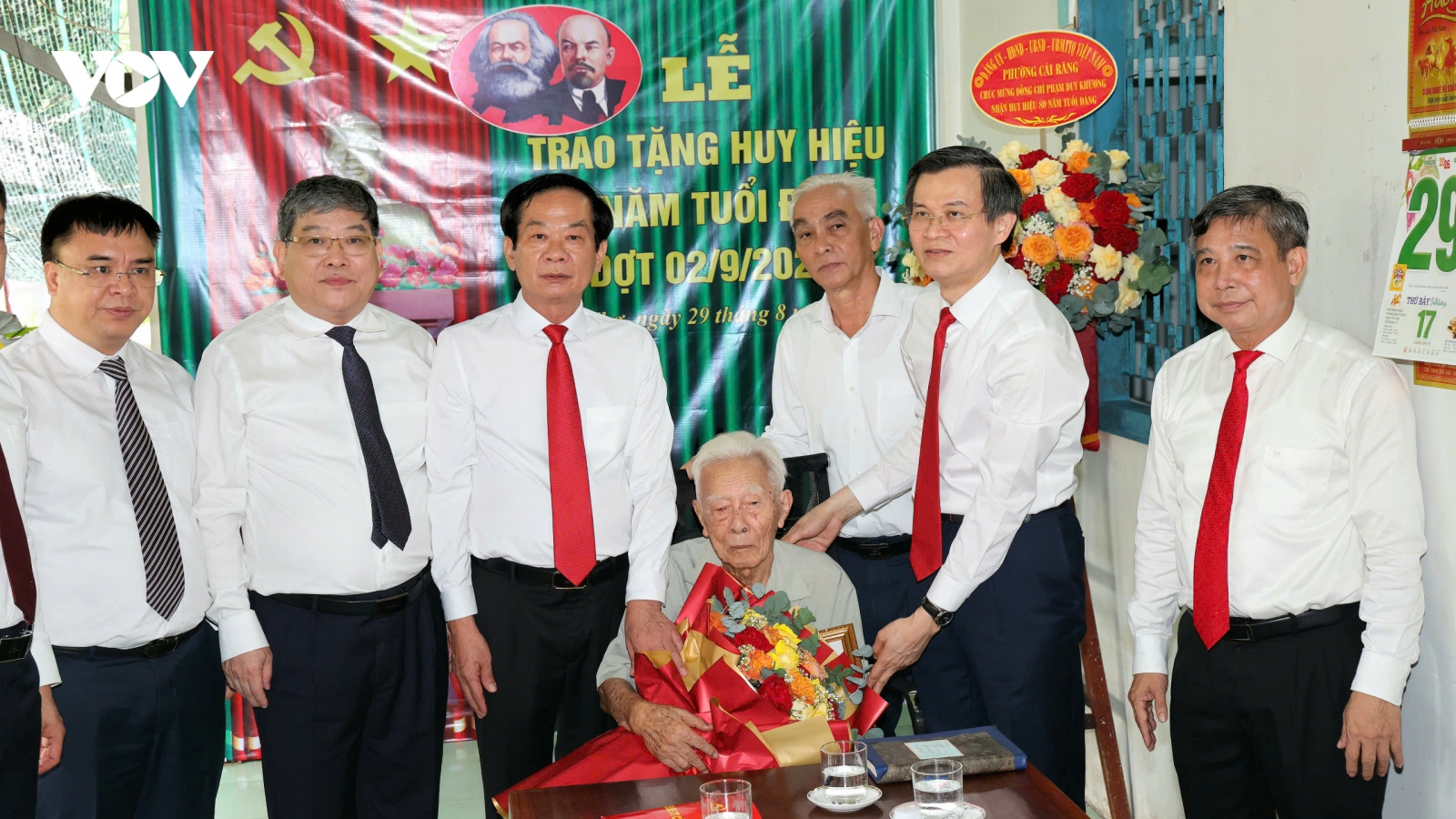Trao Huy hiệu 80 năm tuổi Đảng tặng đảng viên lão thành tại Cần Thơ