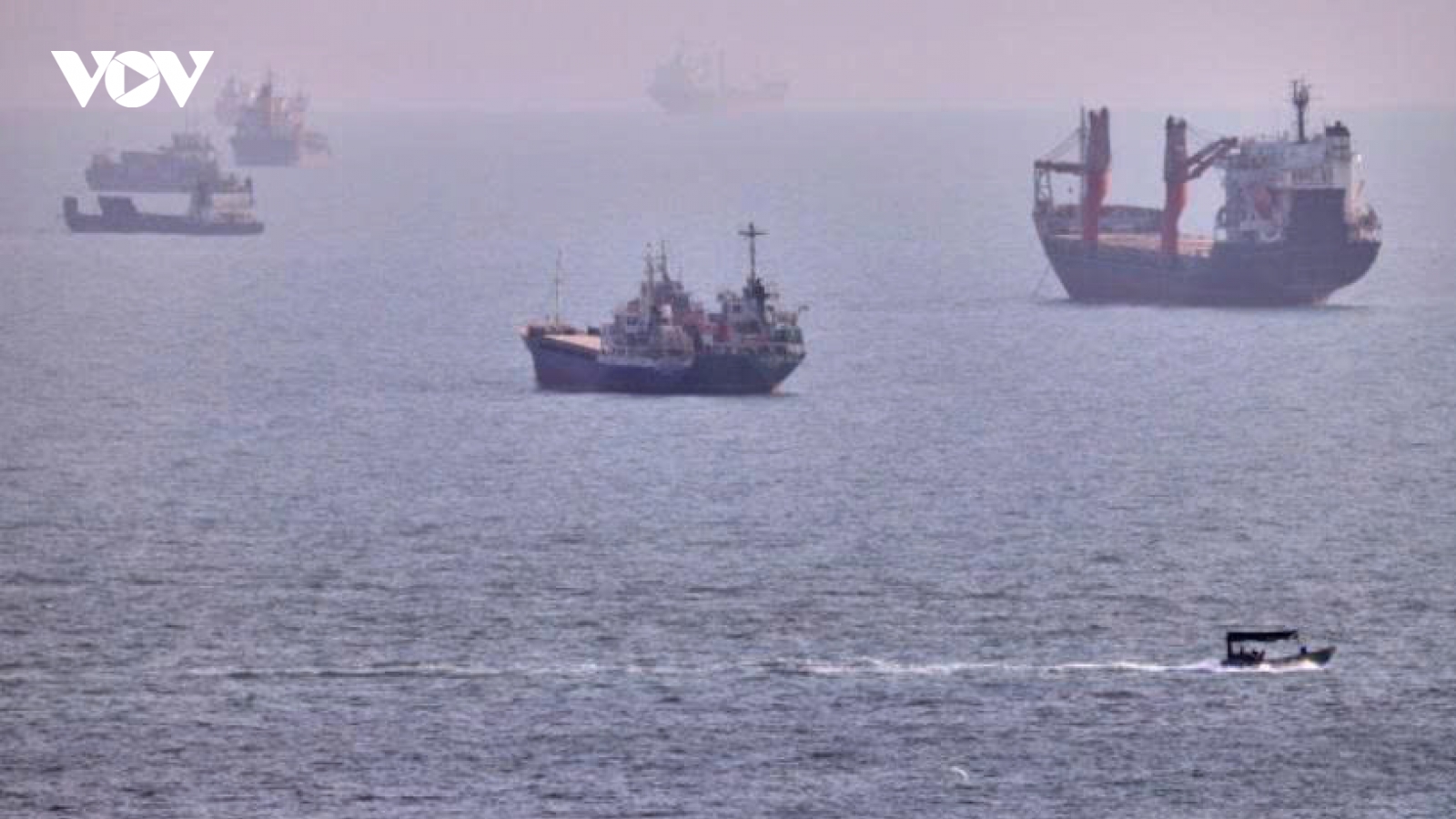 Hai tàu của UAE bị tấn công, lưu lượng giao thông qua eo biển Hormuz giảm