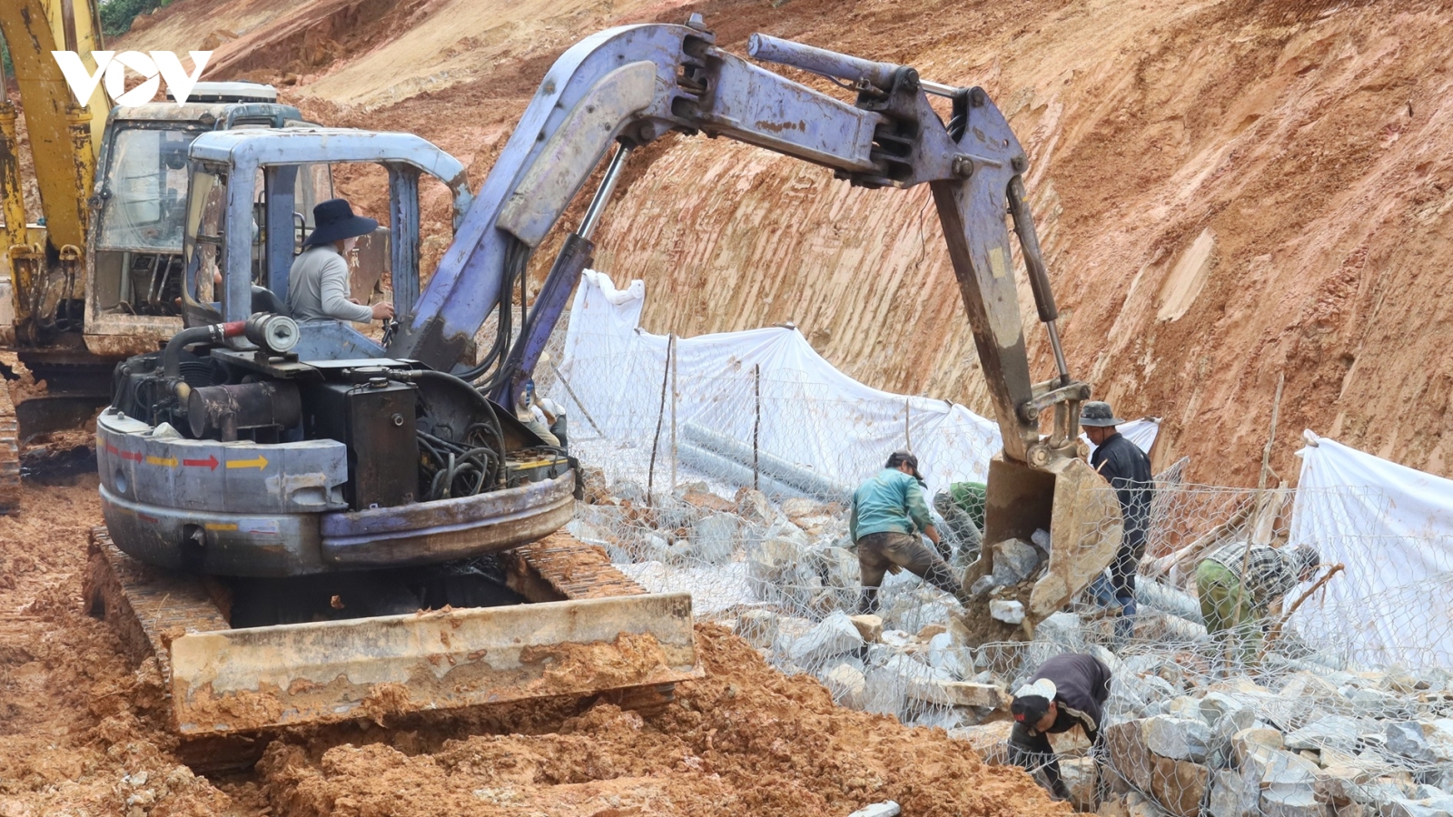 Bạt núi, dựng tường chắn, “vá” mặt đường, điểm sạt lở Quốc lộ 24