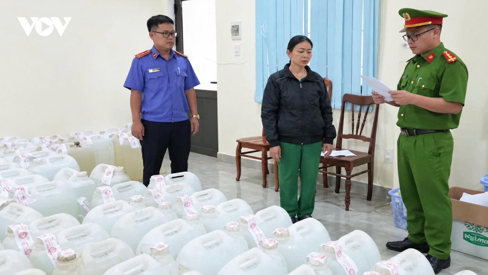 Quảng Ngãi: Khởi tố người phụ nữ pha cồn công nghiệp với nước lã làm rượu giả