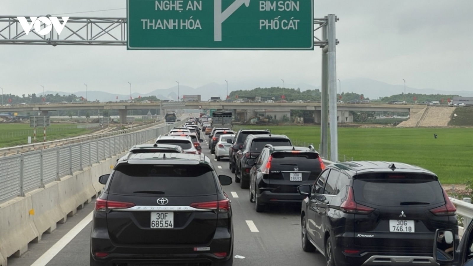 Vì sao CSGT xử lý xe không giữ khoảng cách an toàn trên cao tốc?