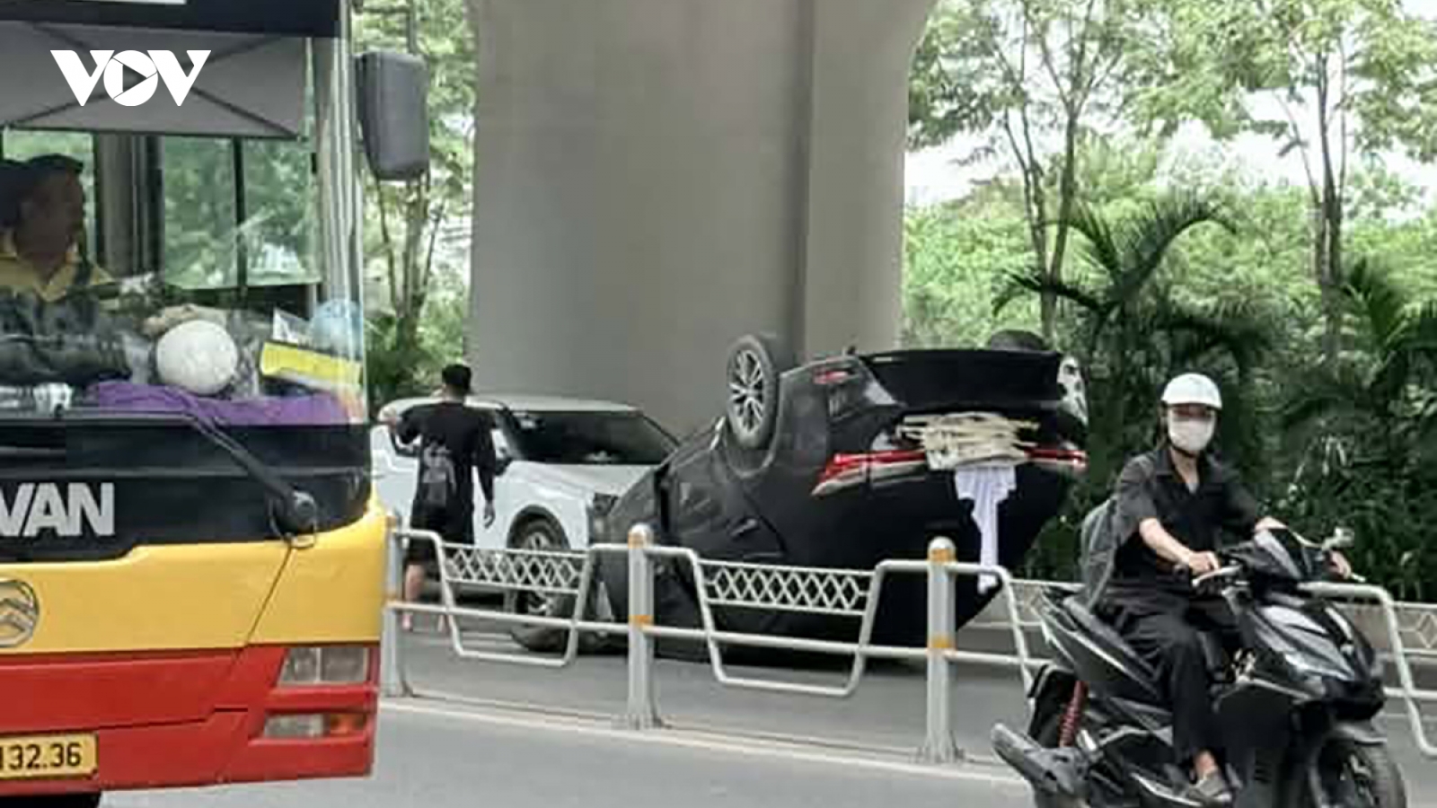 Một ô tô 5 chỗ lật ngửa trên đường Phạm Văn Đồng, Hà Nội