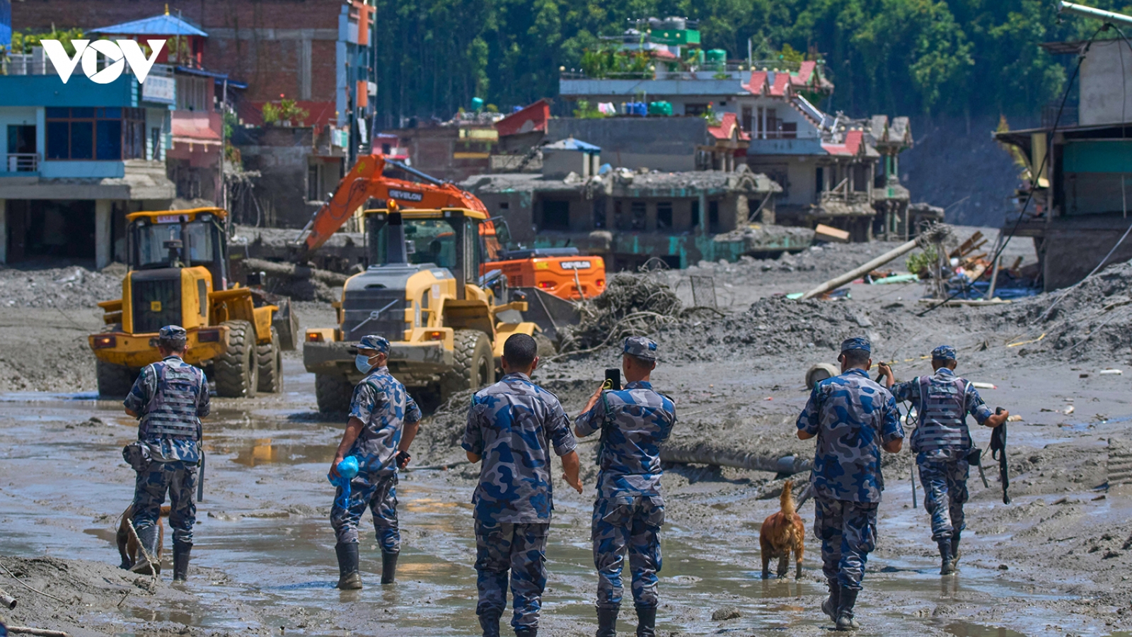 Nạn nhân lũ quét Nepal kể lại khoảnh khắc mọi thứ bị cuốn phăng trước mắt