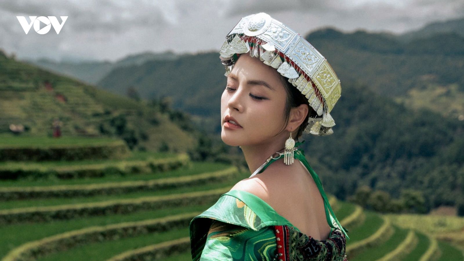 Thu Quỳnh, Tú Oanh diễn thời trang giữa ruộng bậc thang Mù Cang Chải