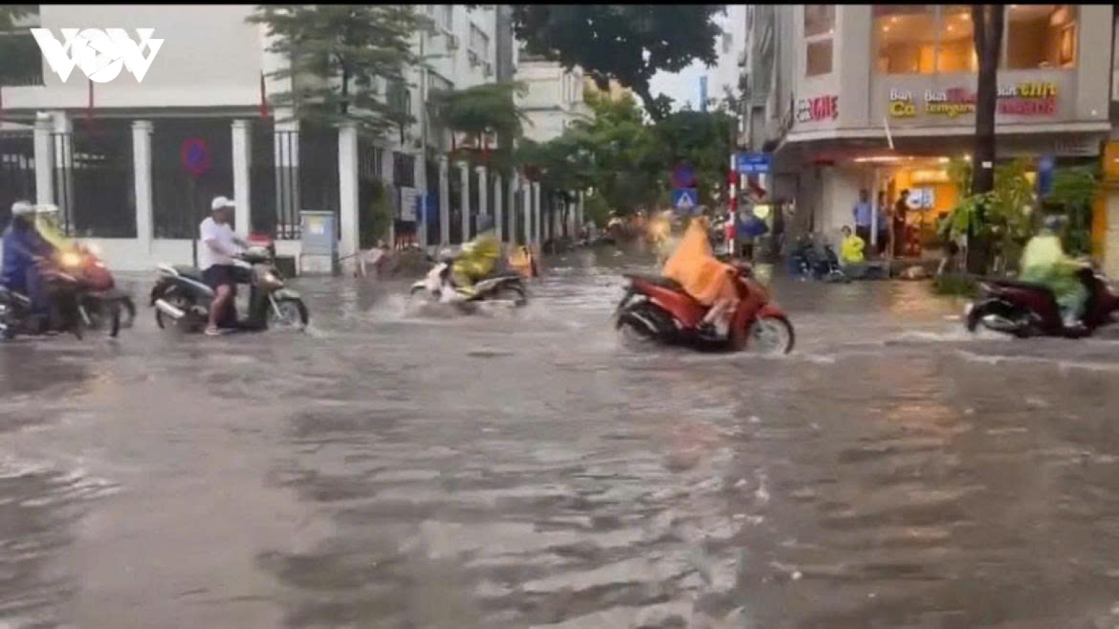 Thời tiết hôm nay 7/8: Mưa lớn bao trùm Bắc Bộ về đêm và sáng