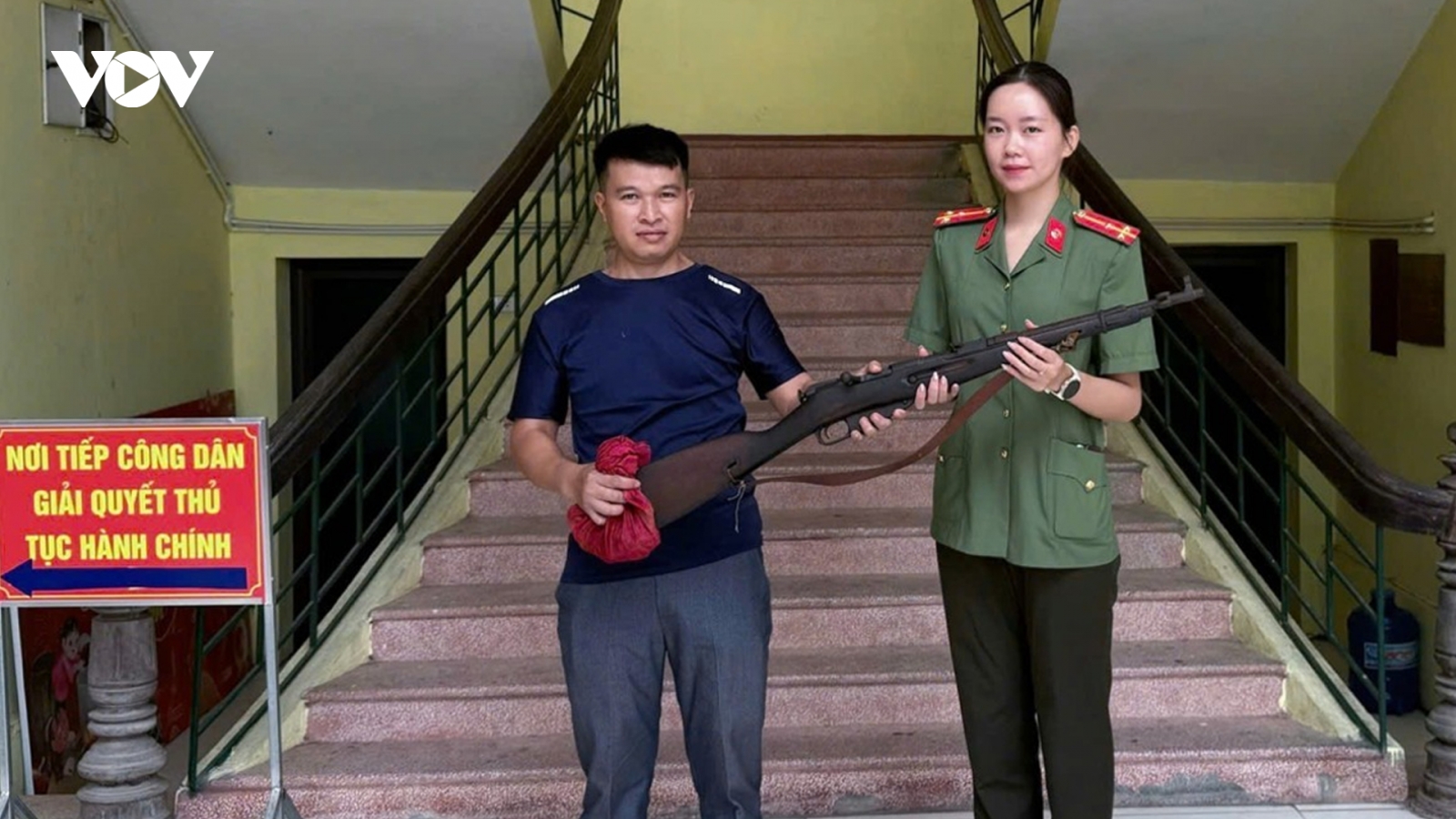 Người dân giao nộp súng, lựu đạn