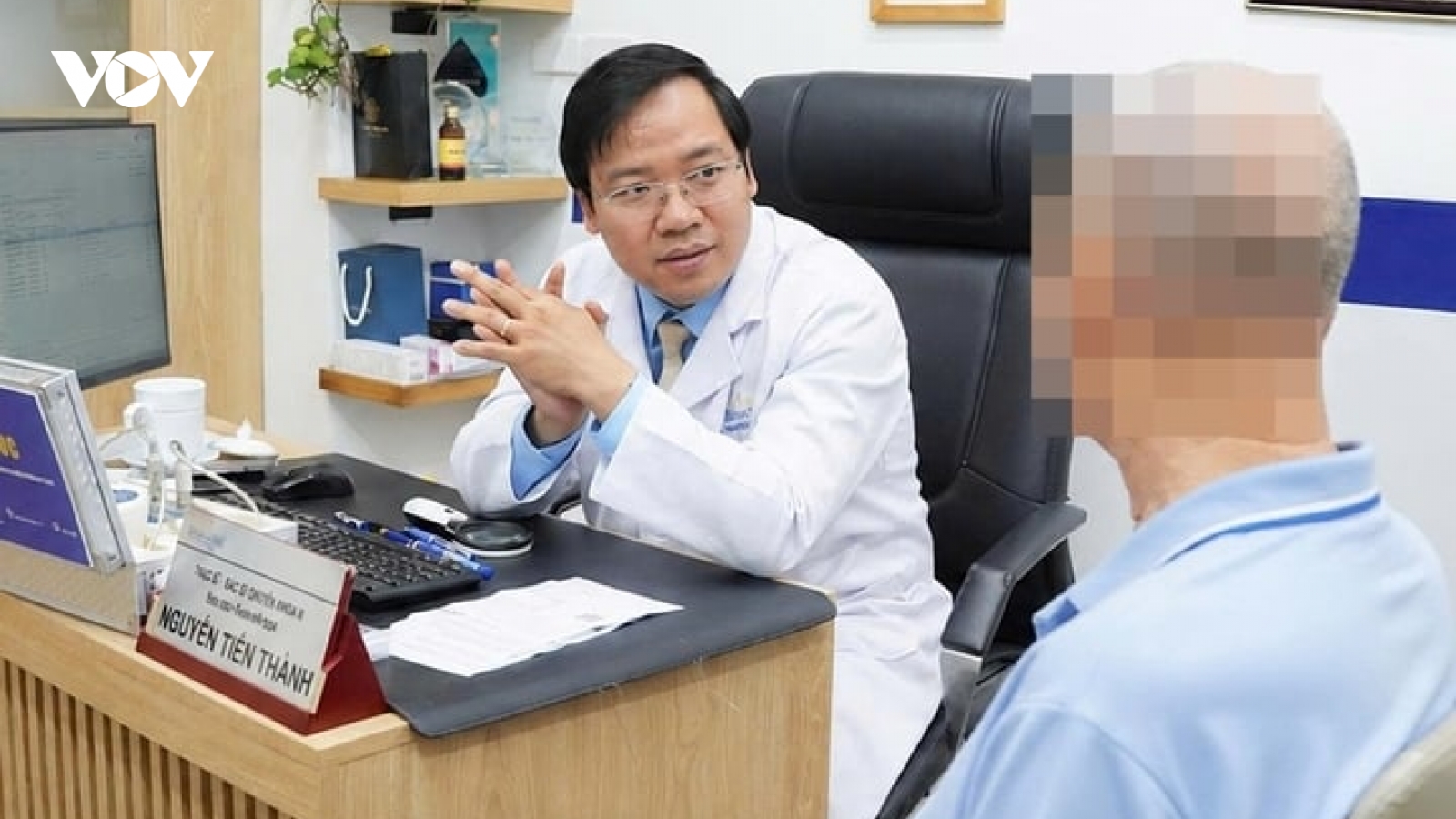 Ngứa suốt một năm, uống rượu ngủ, men gan tăng cao