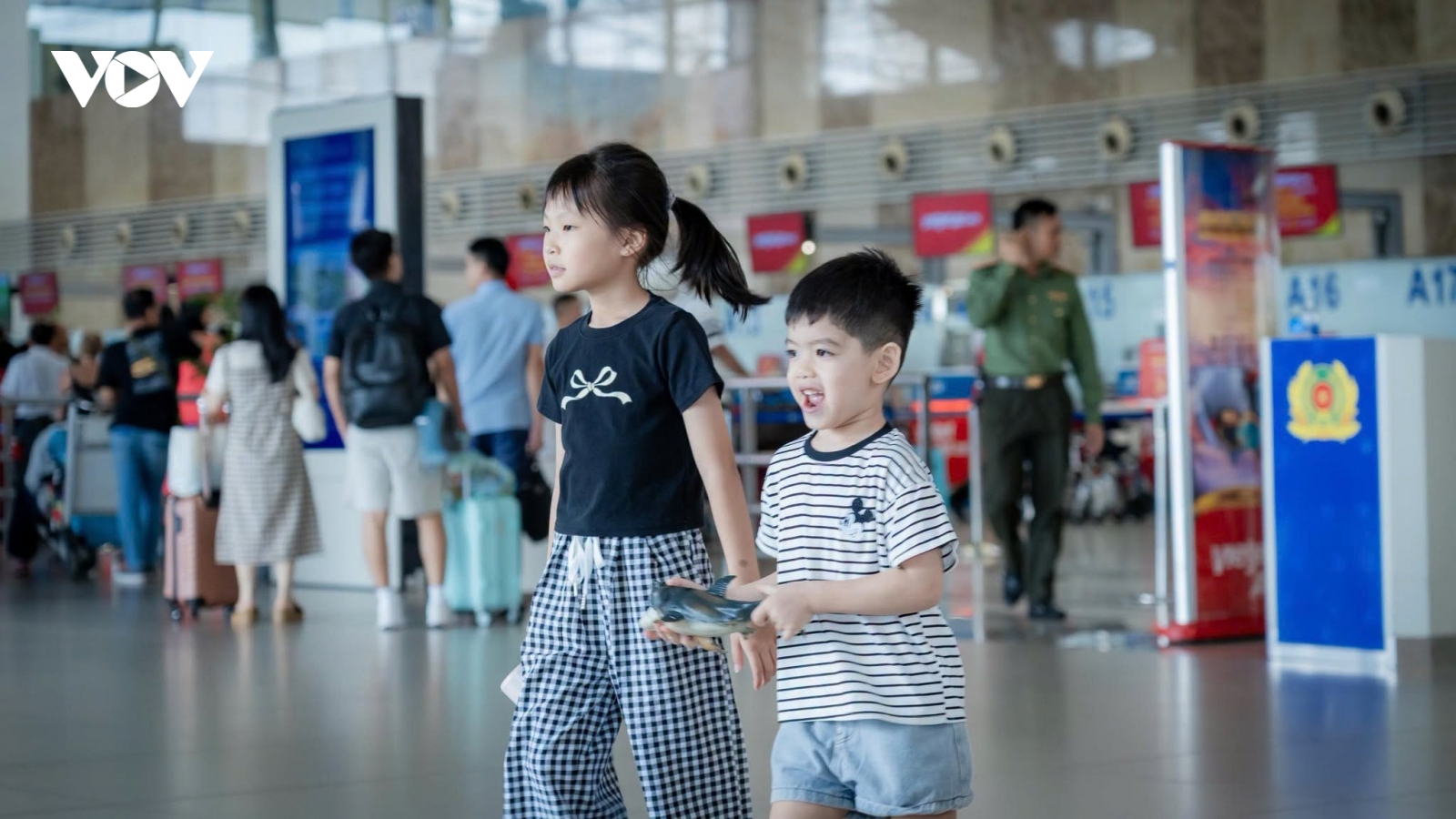 Sân bay Nội Bài đón gần 3.000 khách/giờ, nhà ga T1 vẫn thông thoáng