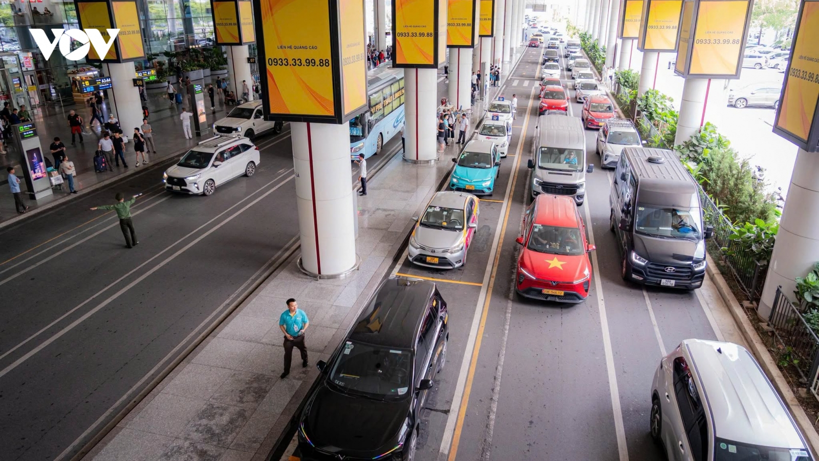 Sân bay Nội Bài cho xe biển vàng đón khách trước sảnh Nhà ga T1