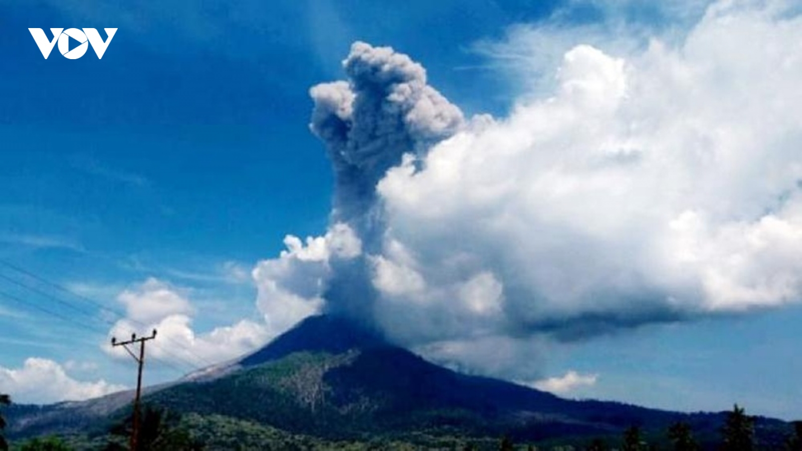 Núi lửa Lewotobi Laki phun trào, tạo tro bụi bay cao hàng km tại Indonesia
