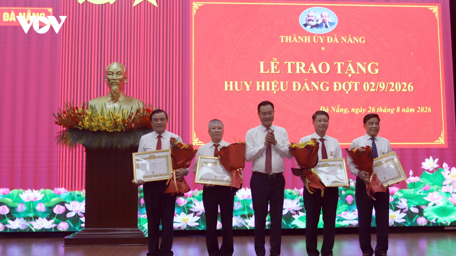 Đà Nẵng trao Huy hiệu Đảng tặng 32 đảng viên dịp 2/9