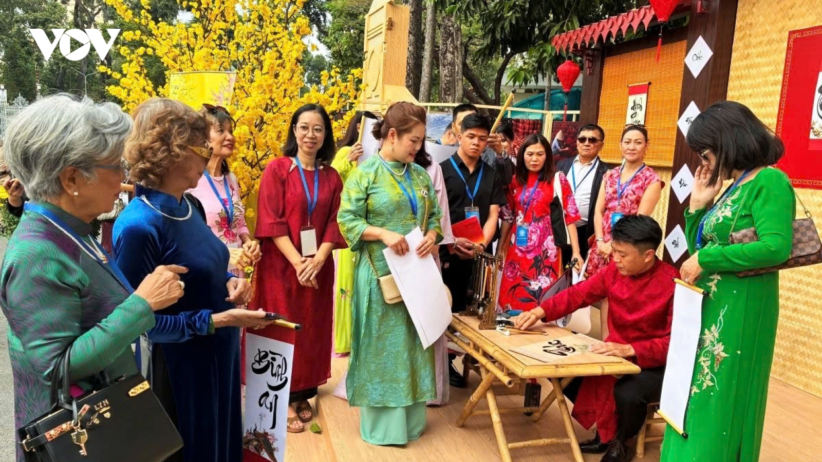 Politburo resolution positions overseas Vietnamese as strategic national resource