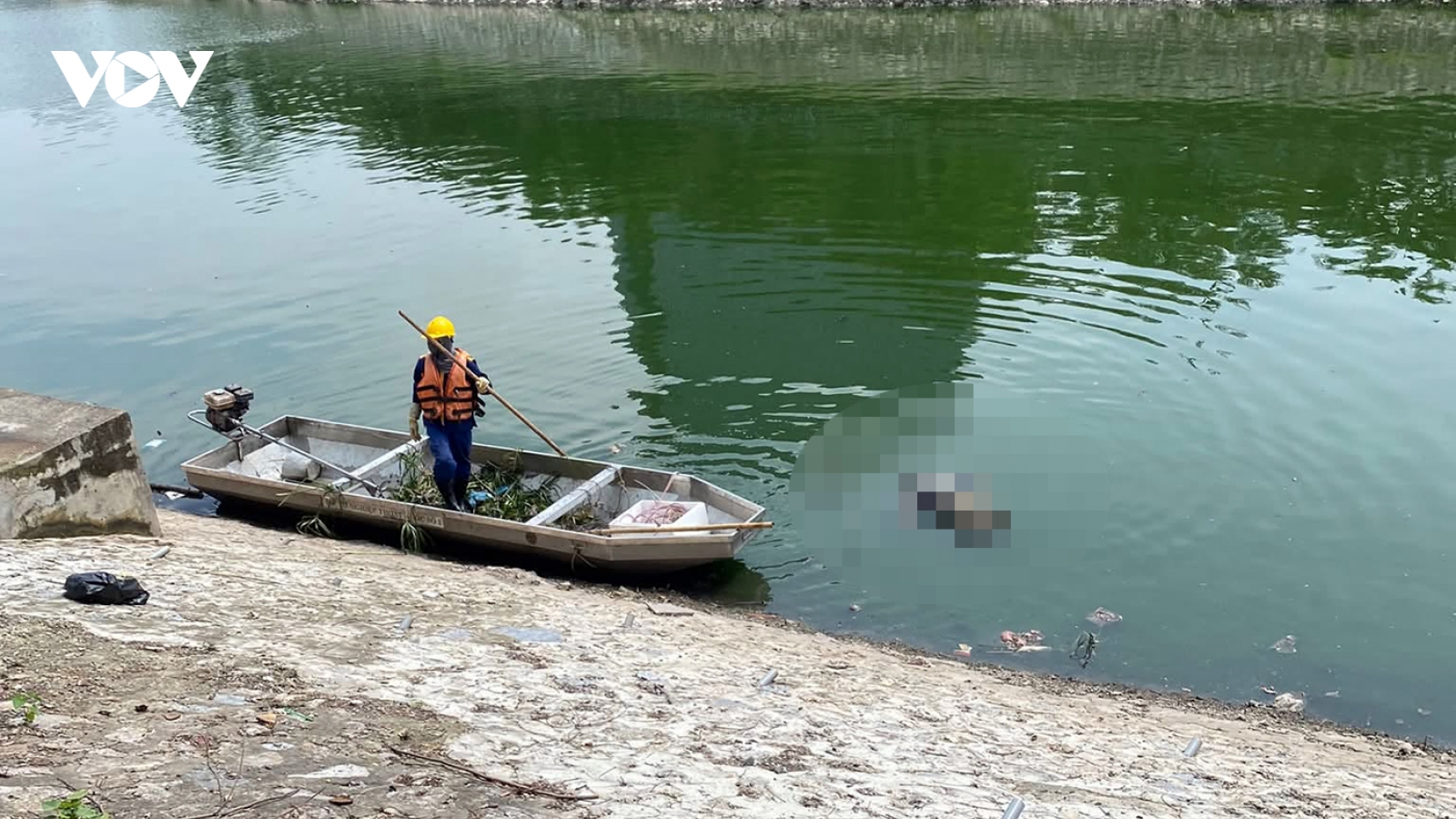 Phát hiện thi thể nam giới nổi trên sông Tô Lịch, đoạn qua cầu Yên Hòa, Hà Nội