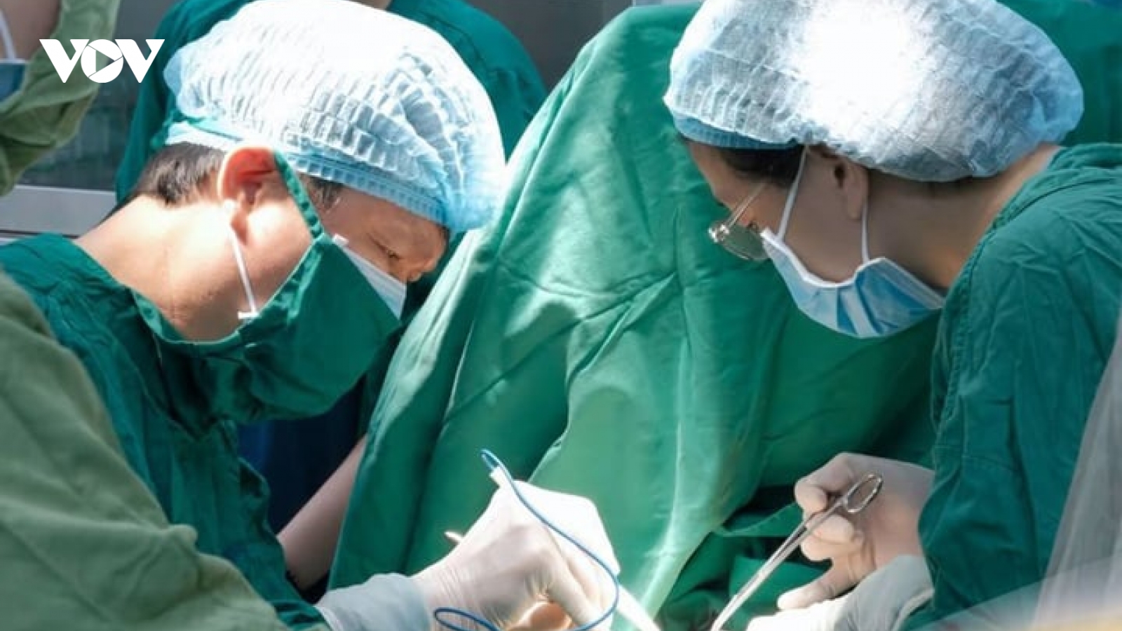 Kết quả sinh thiết lành tính, bác sĩ vẫn phát hiện ung thư trên bàn mổ