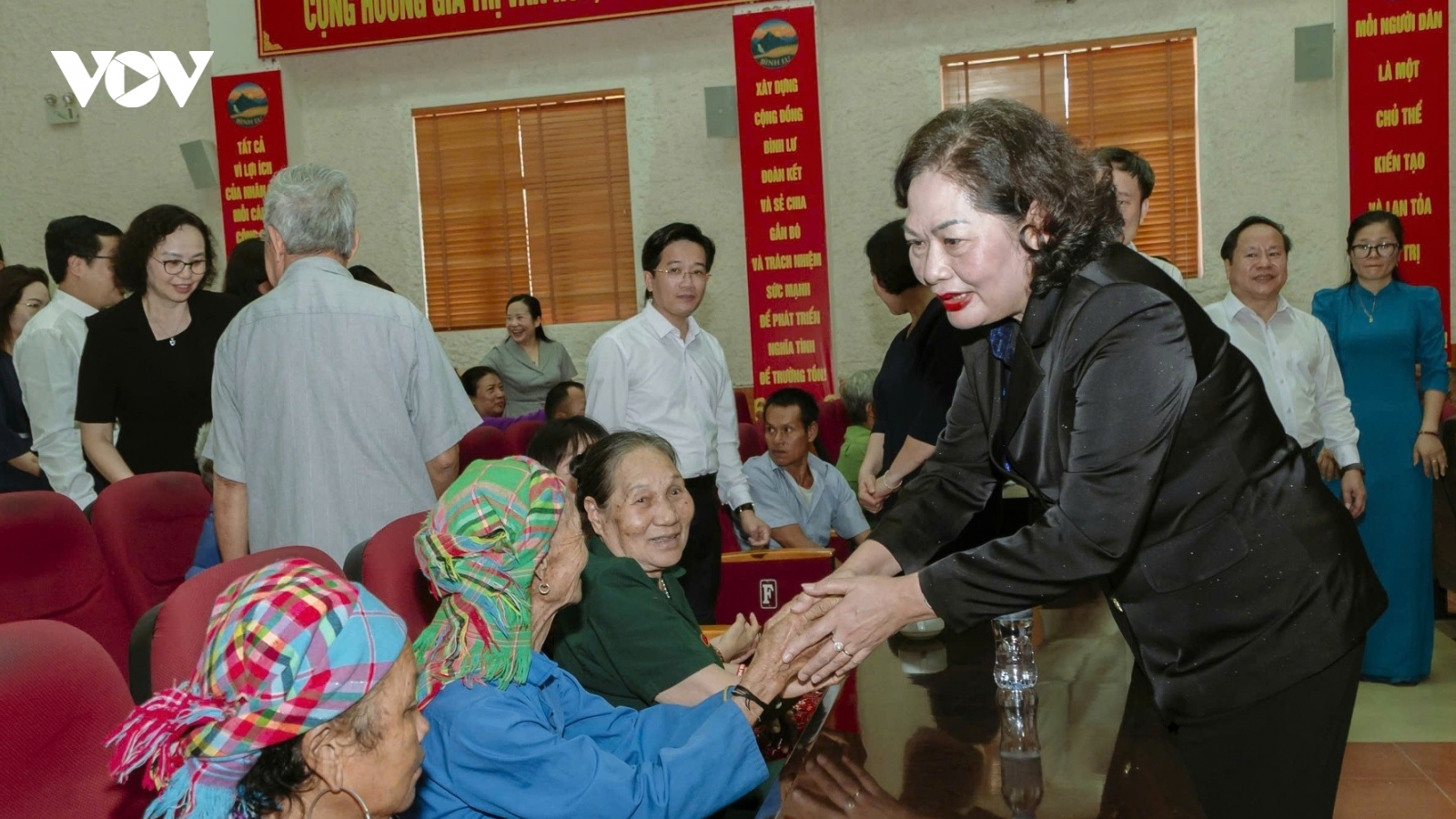 Phó Chủ tịch Quốc hội Nguyễn Thị Hồng tặng quà nạn nhân chất độc da cam, hộ nghèo