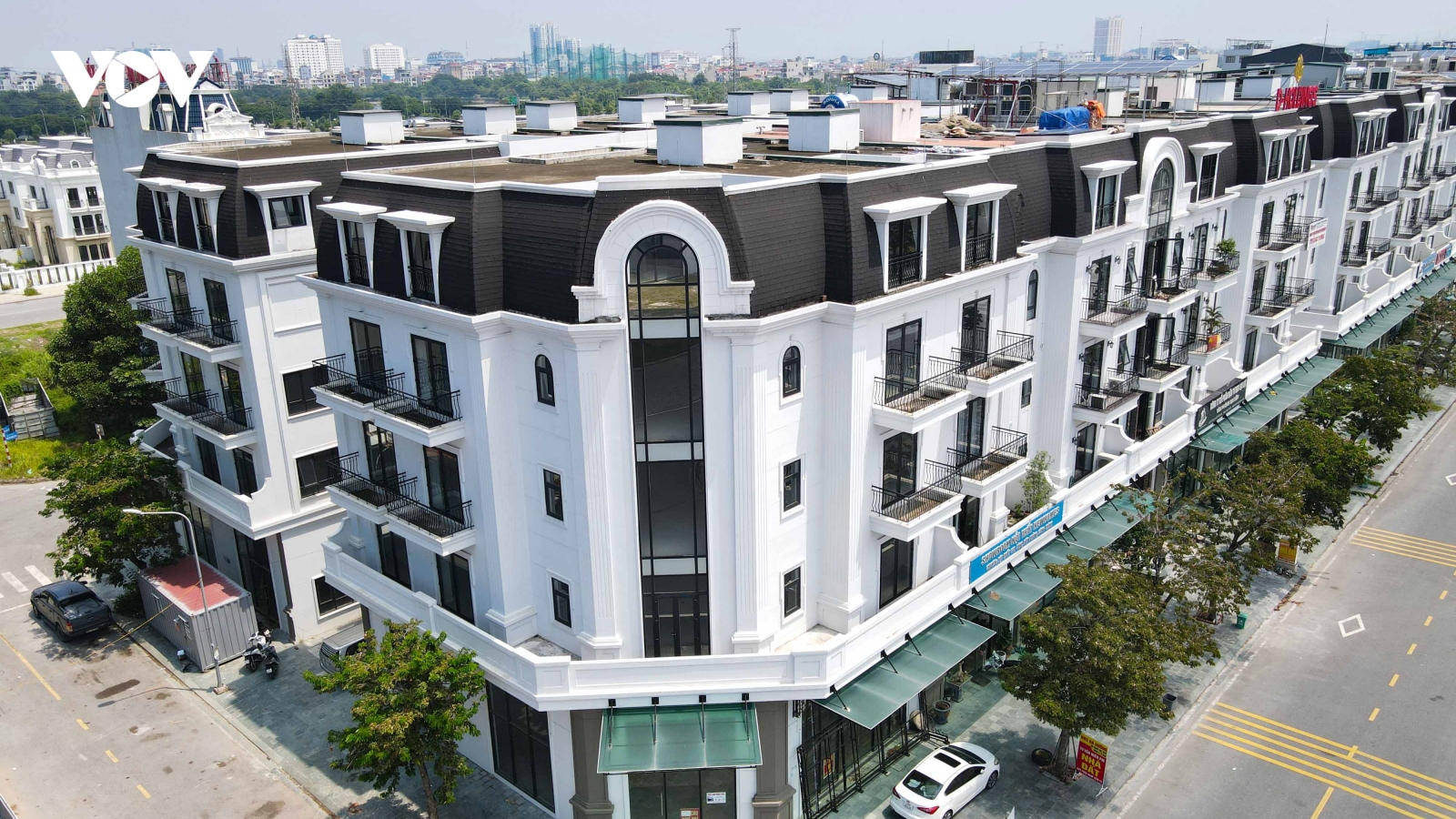 Phố đi bộ nghìn tỷ ở Bắc Ninh vắng hoe, shophouse, biệt thự cỏ mọc um tùm