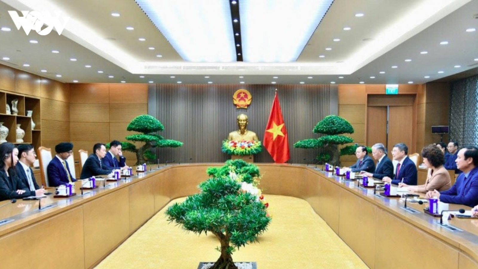 PM Hung urges higher efficiency in Vietnam-Singapore cooperation mechanisms